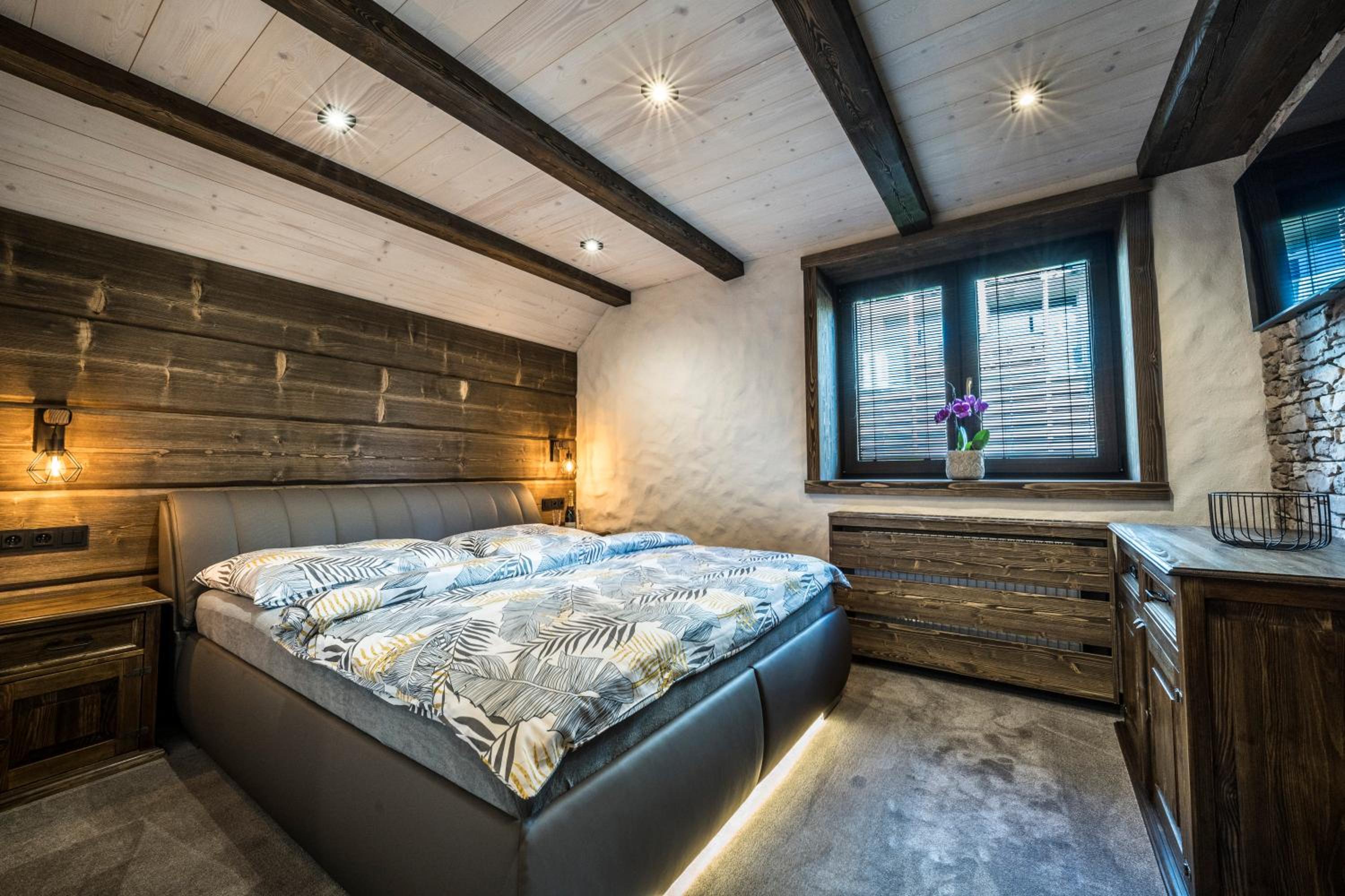 Luxury Two-Bedroom Apartment with Balcony and Mountain View (3) photo 1