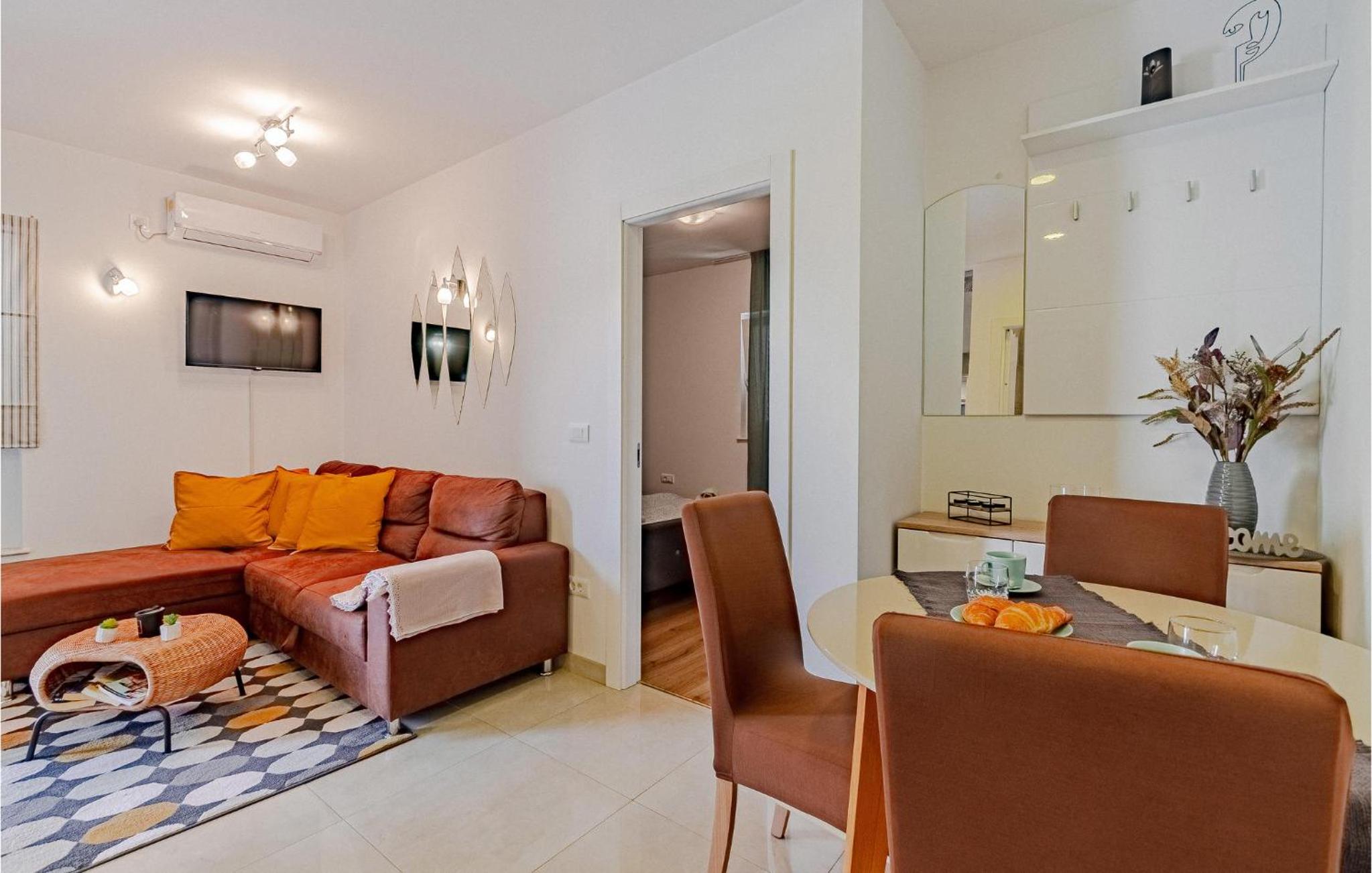 One-Bedroom Apartment photo 1