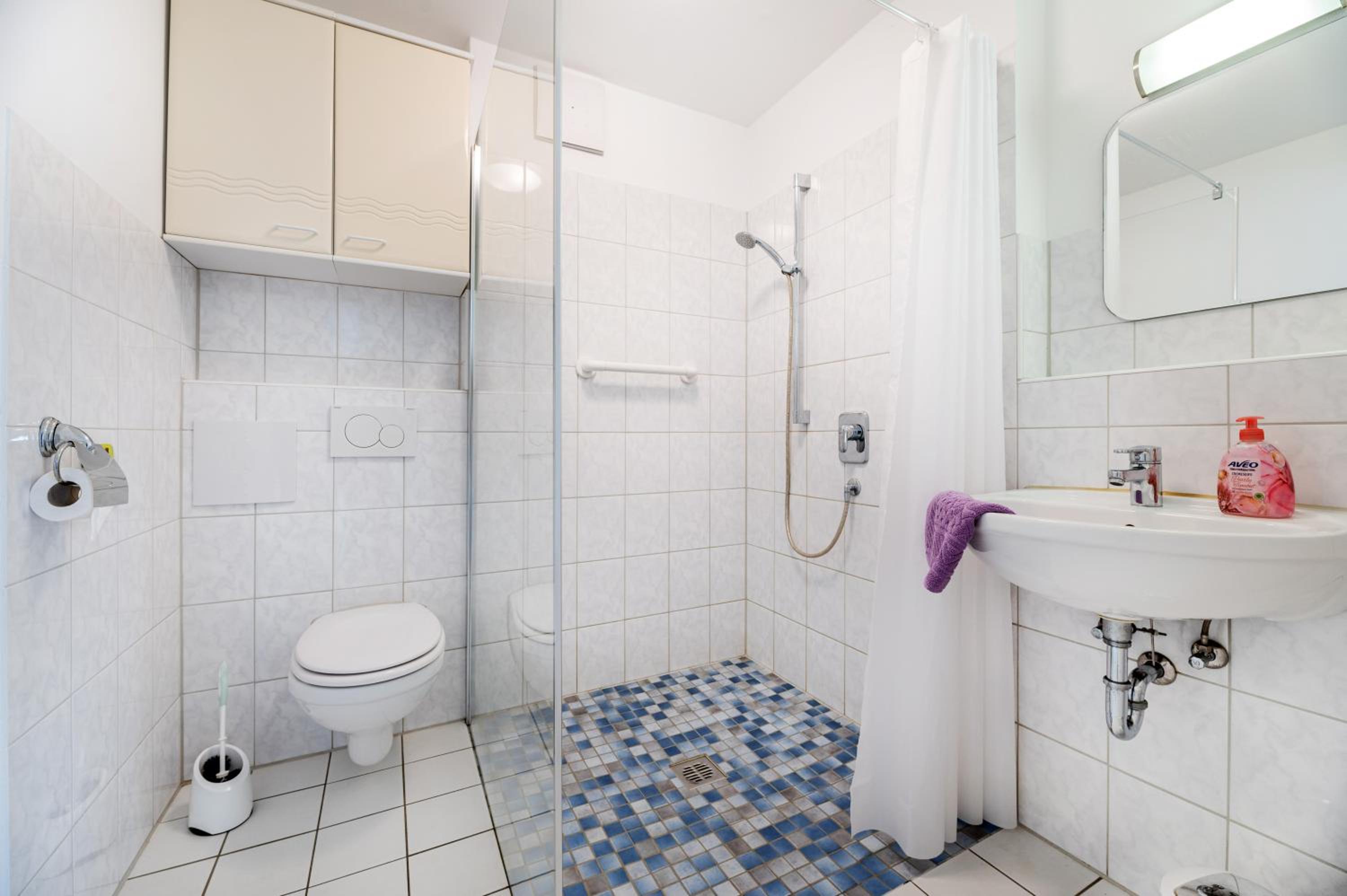 Family Room - Disability Access - Photo 7