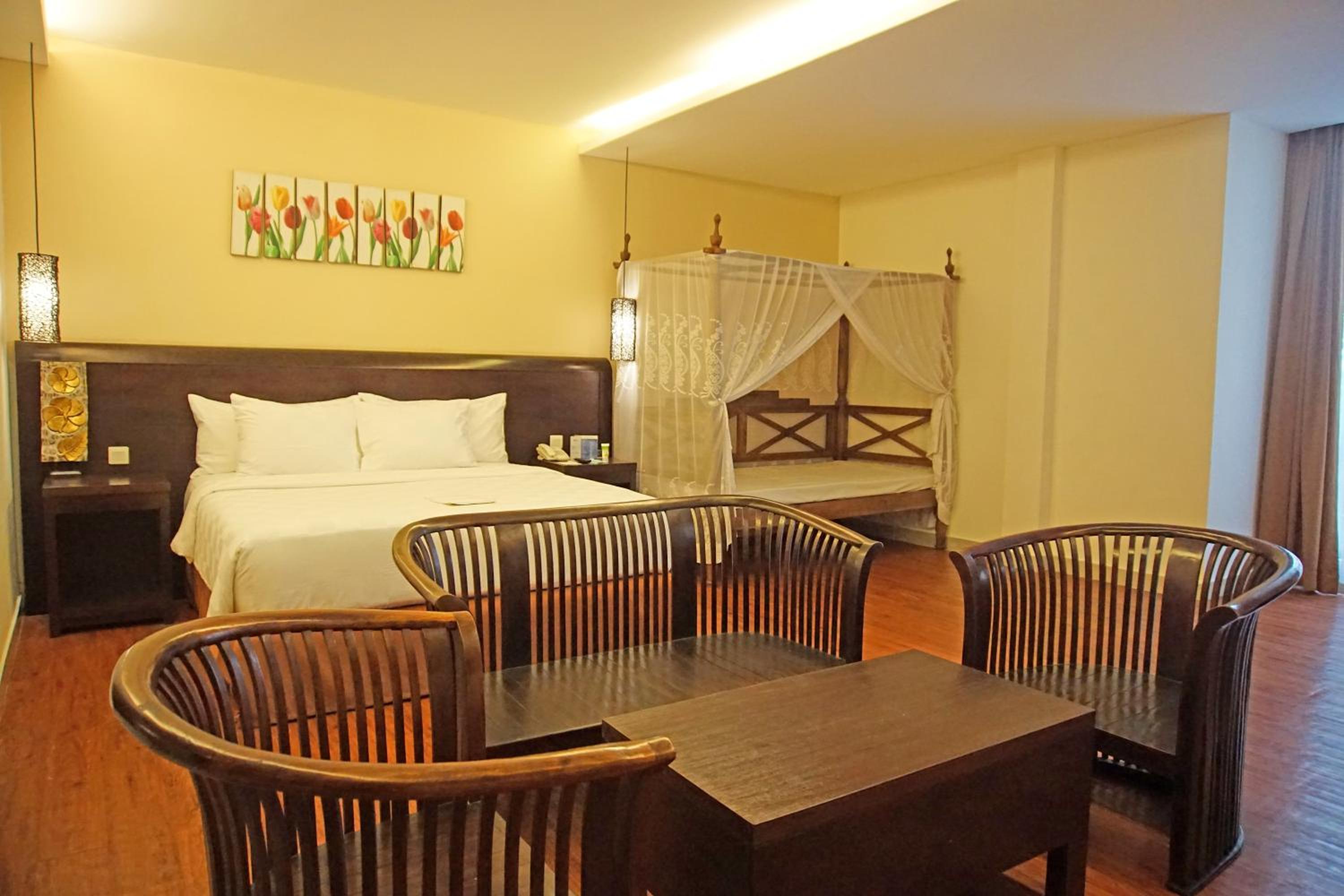 Junior King Suite - Non-Smoking photo 2
