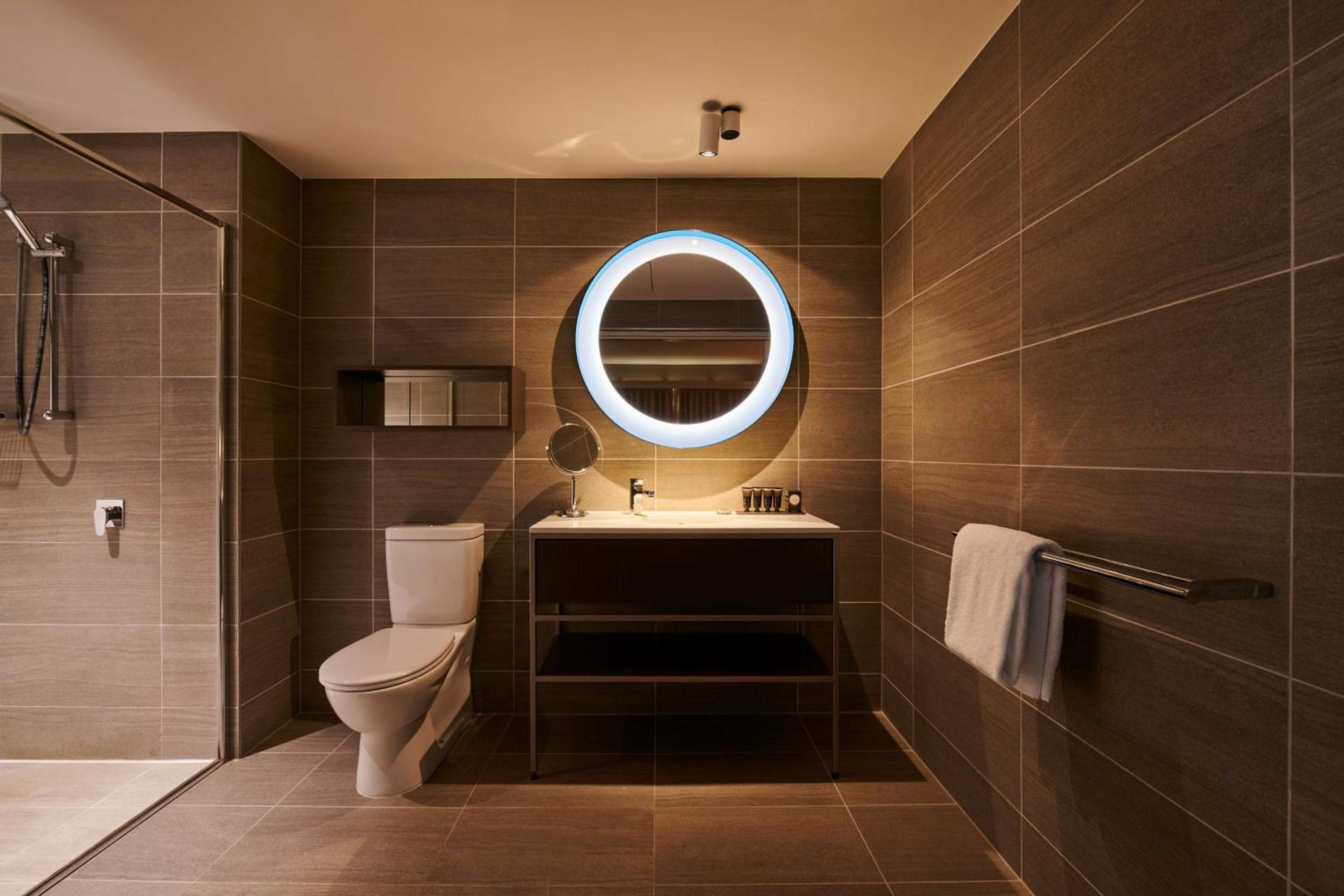Executive Suite - Photo 9