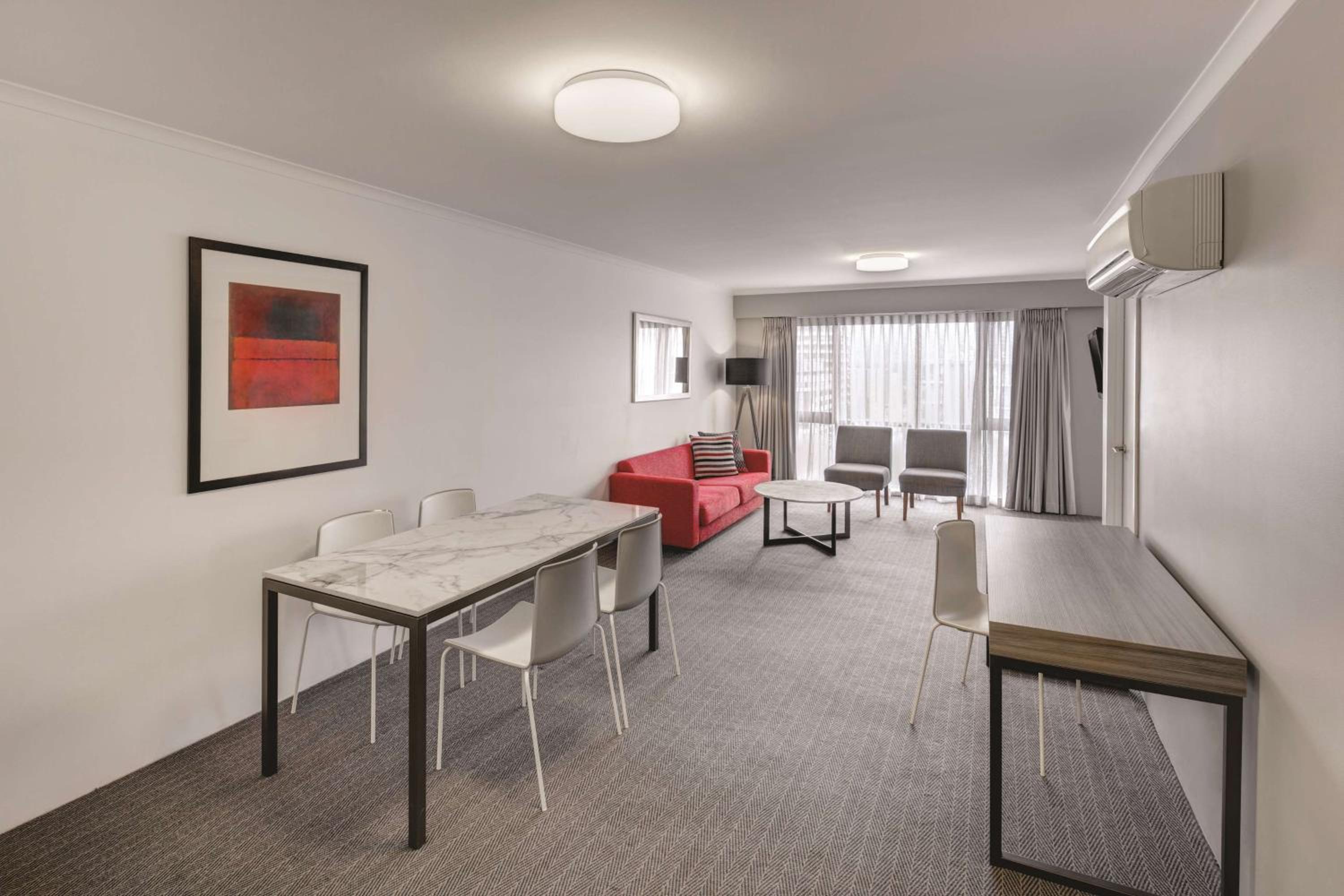 Two Bedroom Apartment - Queen & King (or Twin), Balcony & Spa Bath - Photo 1