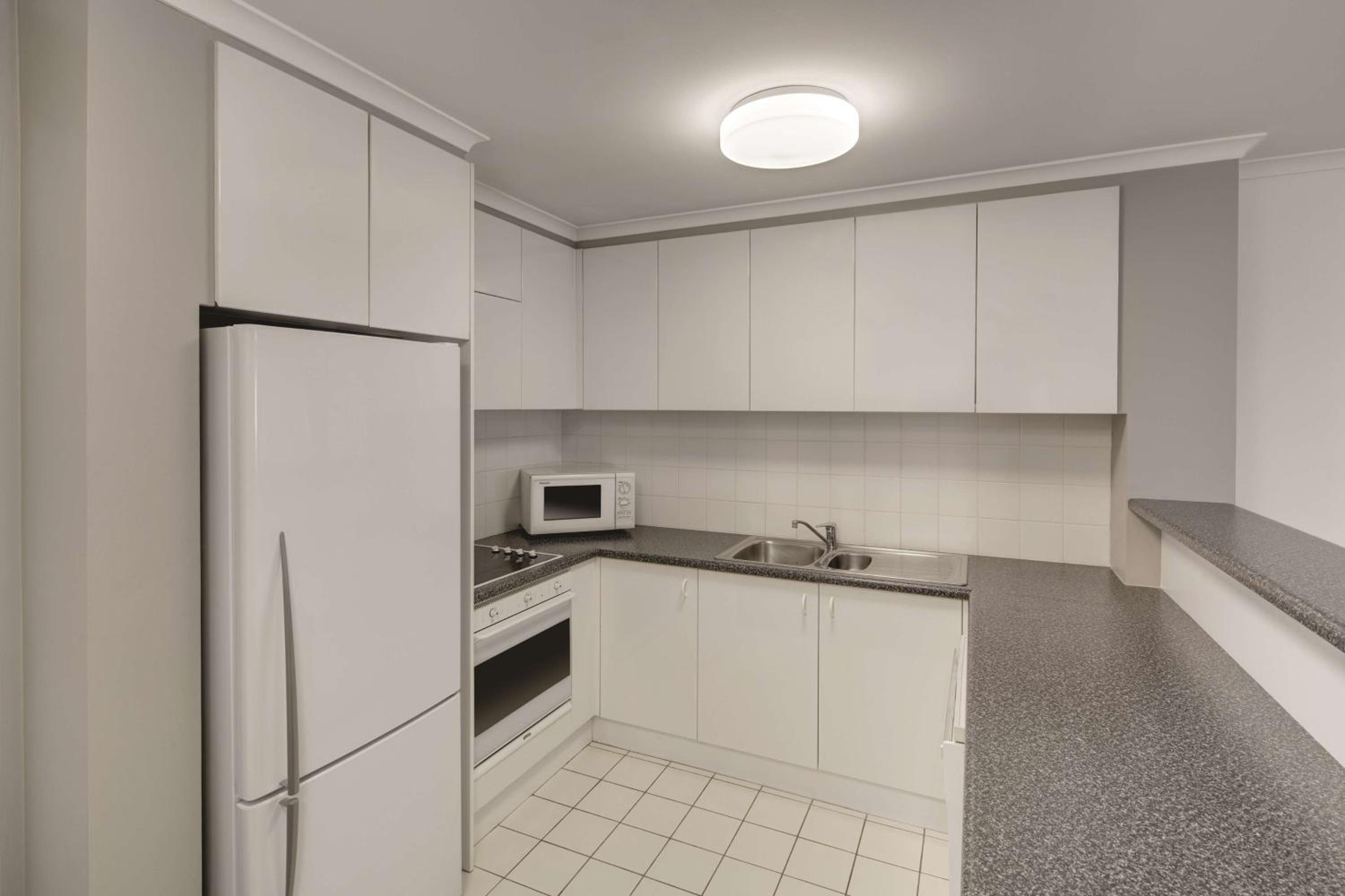 Two Bedroom Apartment - Queen & King (or Twin), Balcony & Spa Bath - Photo 5