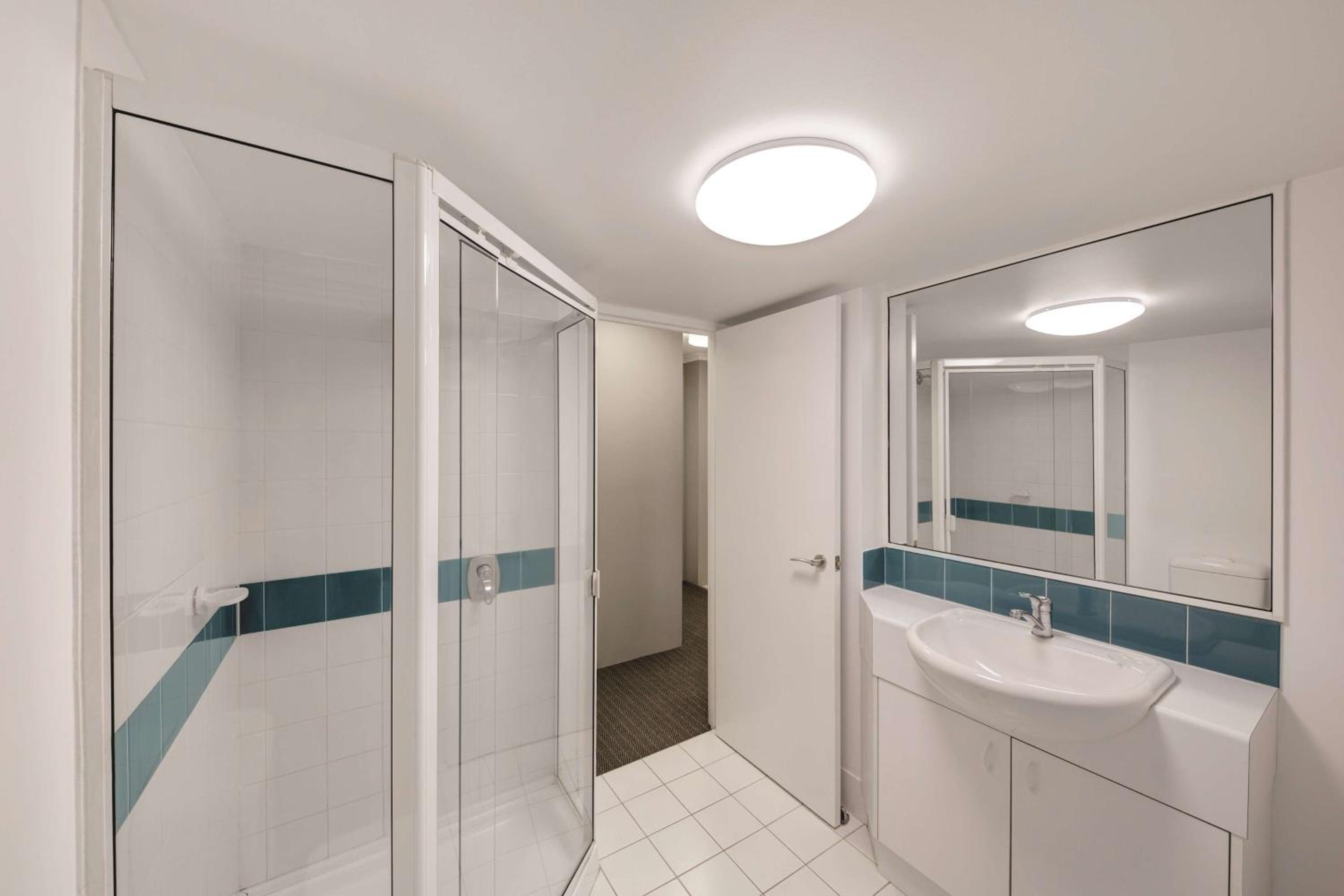 Two Bedroom Apartment - Queen & King (or Twin), Balcony & Spa Bath - Photo 3