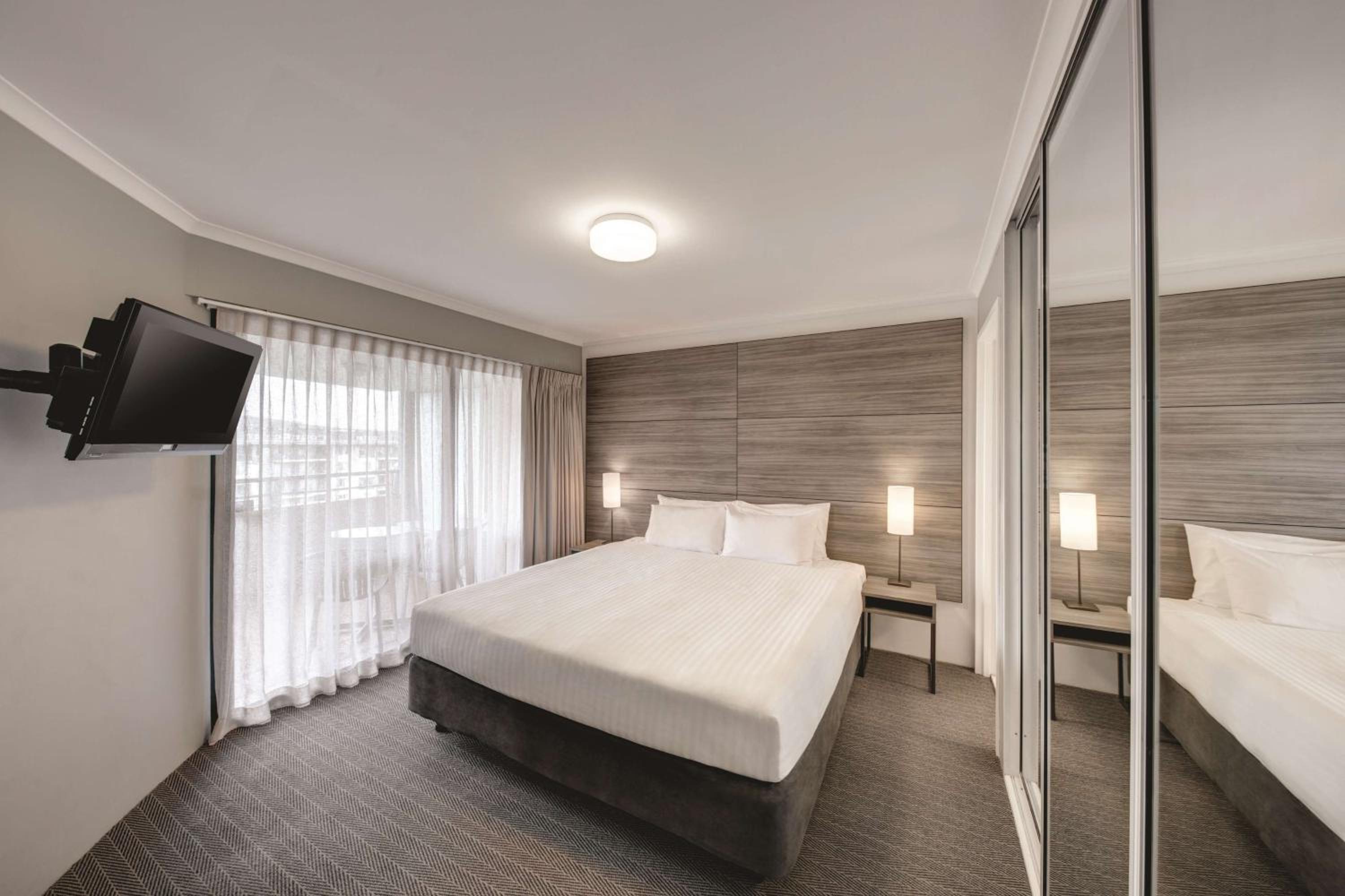 Two Bedroom Apartment - Queen & King (or Twin), Balcony & Spa Bath - Photo 2
