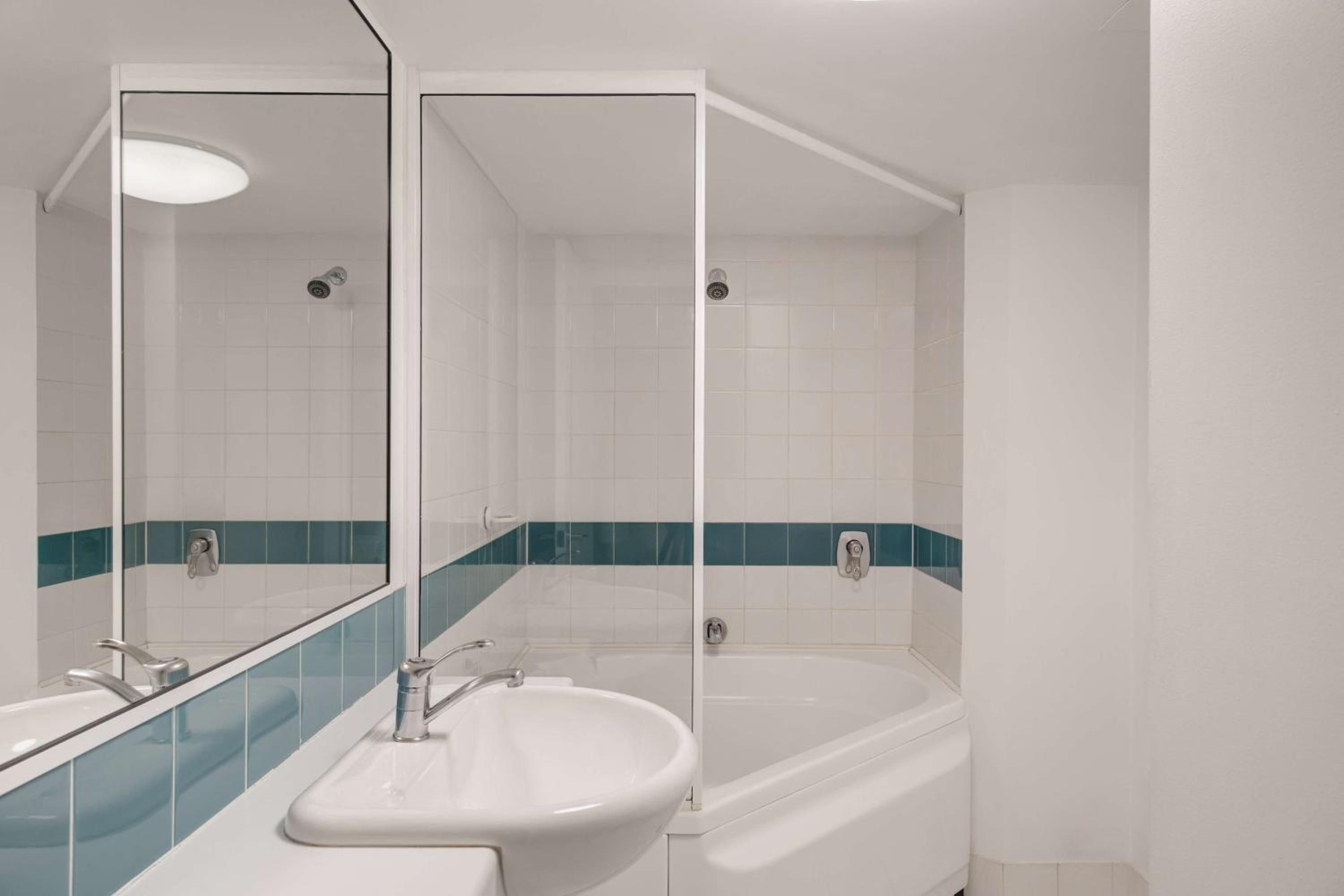 Two Bedroom Apartment - Queen & King (or Twin), Balcony & Spa Bath - Photo 9
