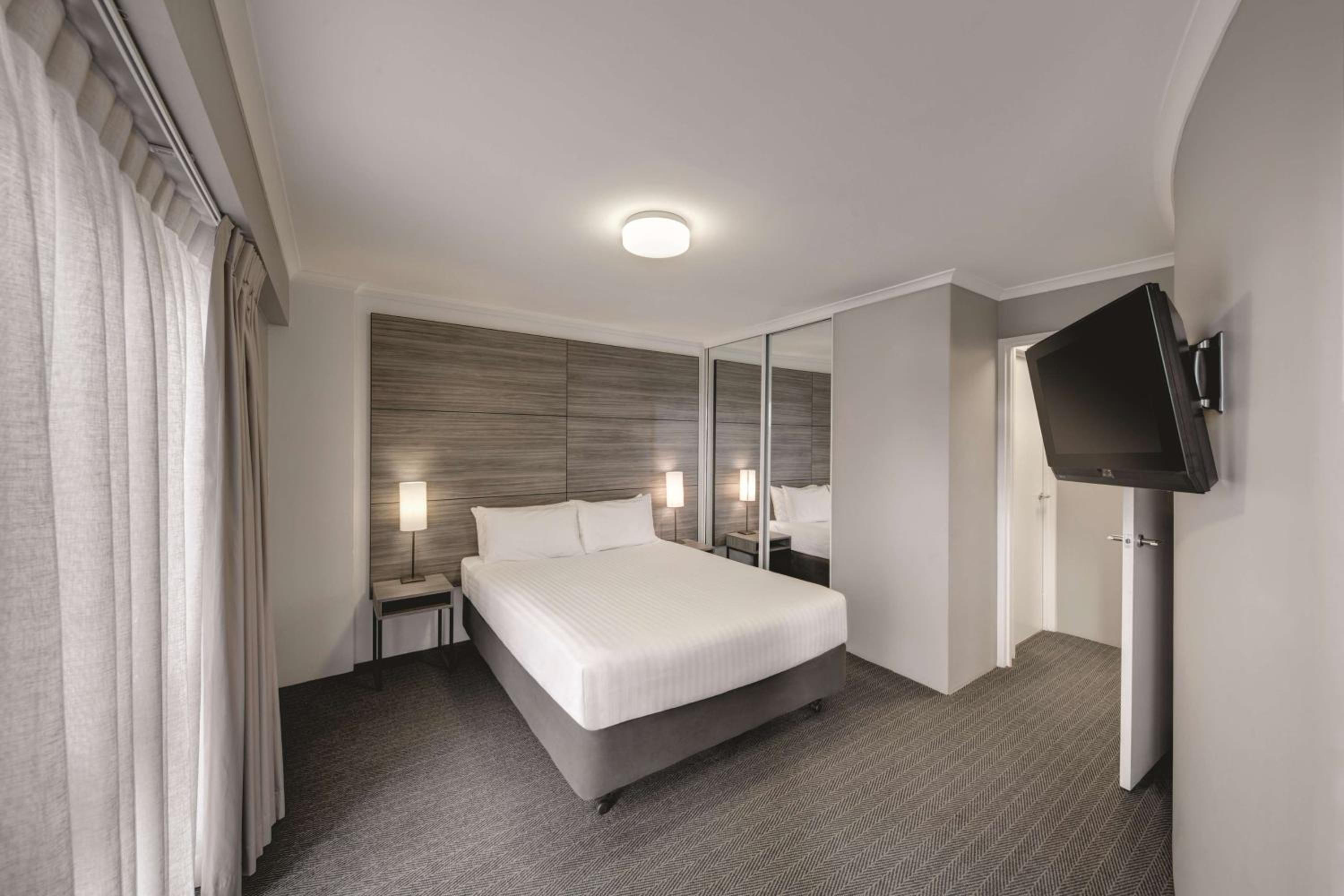One-Bedroom Apartment with Spa Bath and Balcony - Photo 4