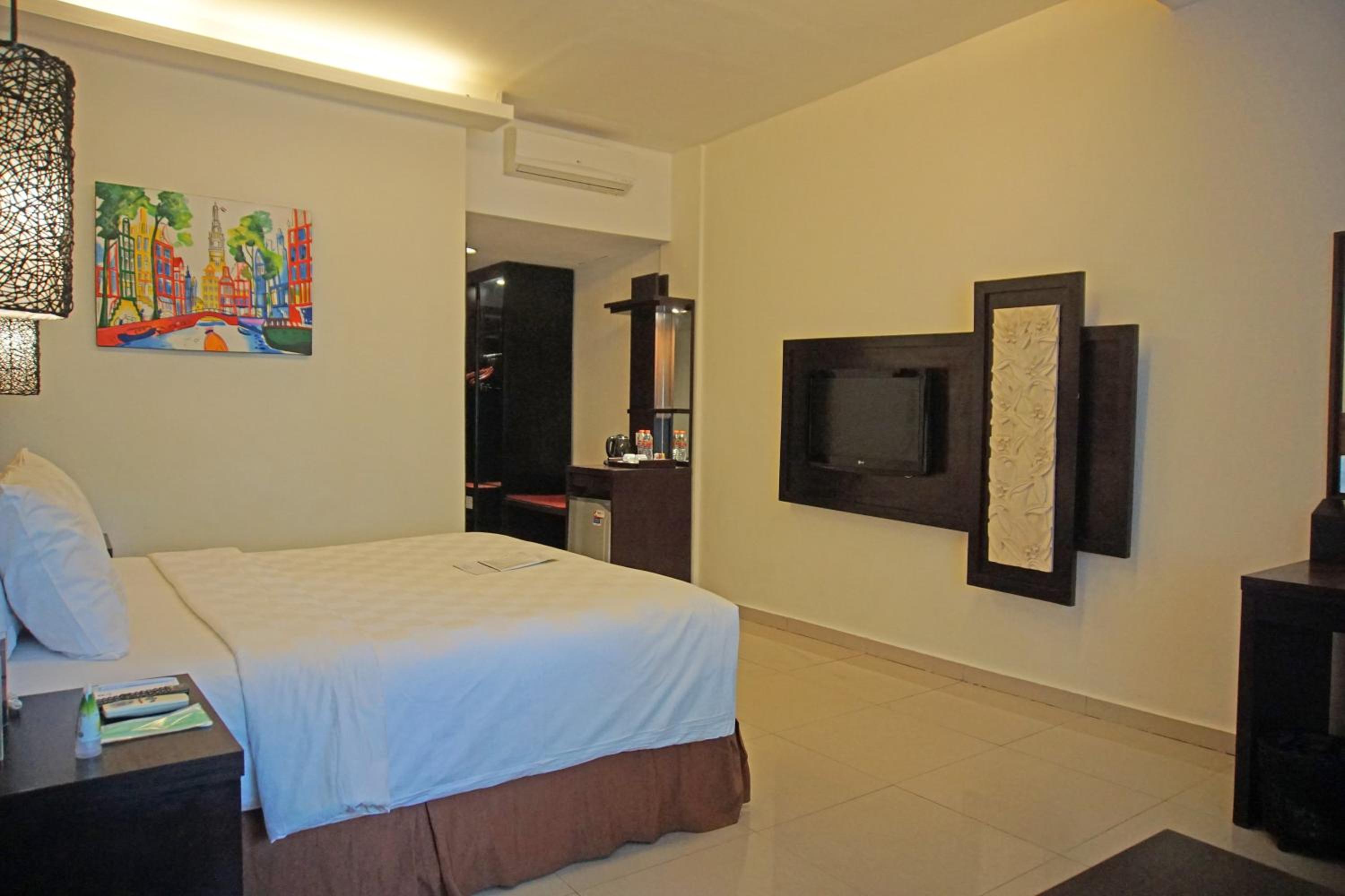 Superior King Room with City View - Non-Smoking photo 2