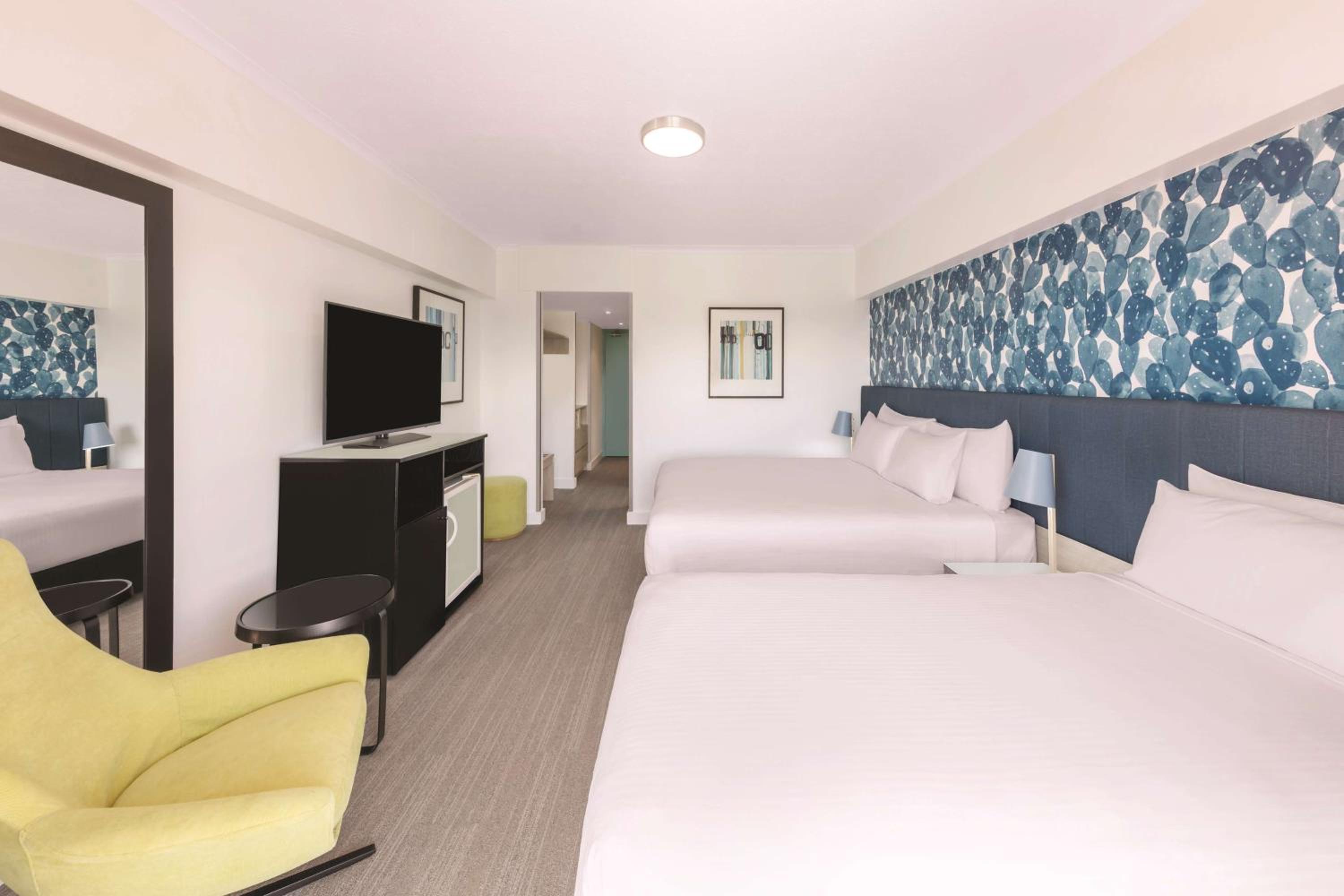 King Or Twin Room With Extra Single Bed And River View photo 3