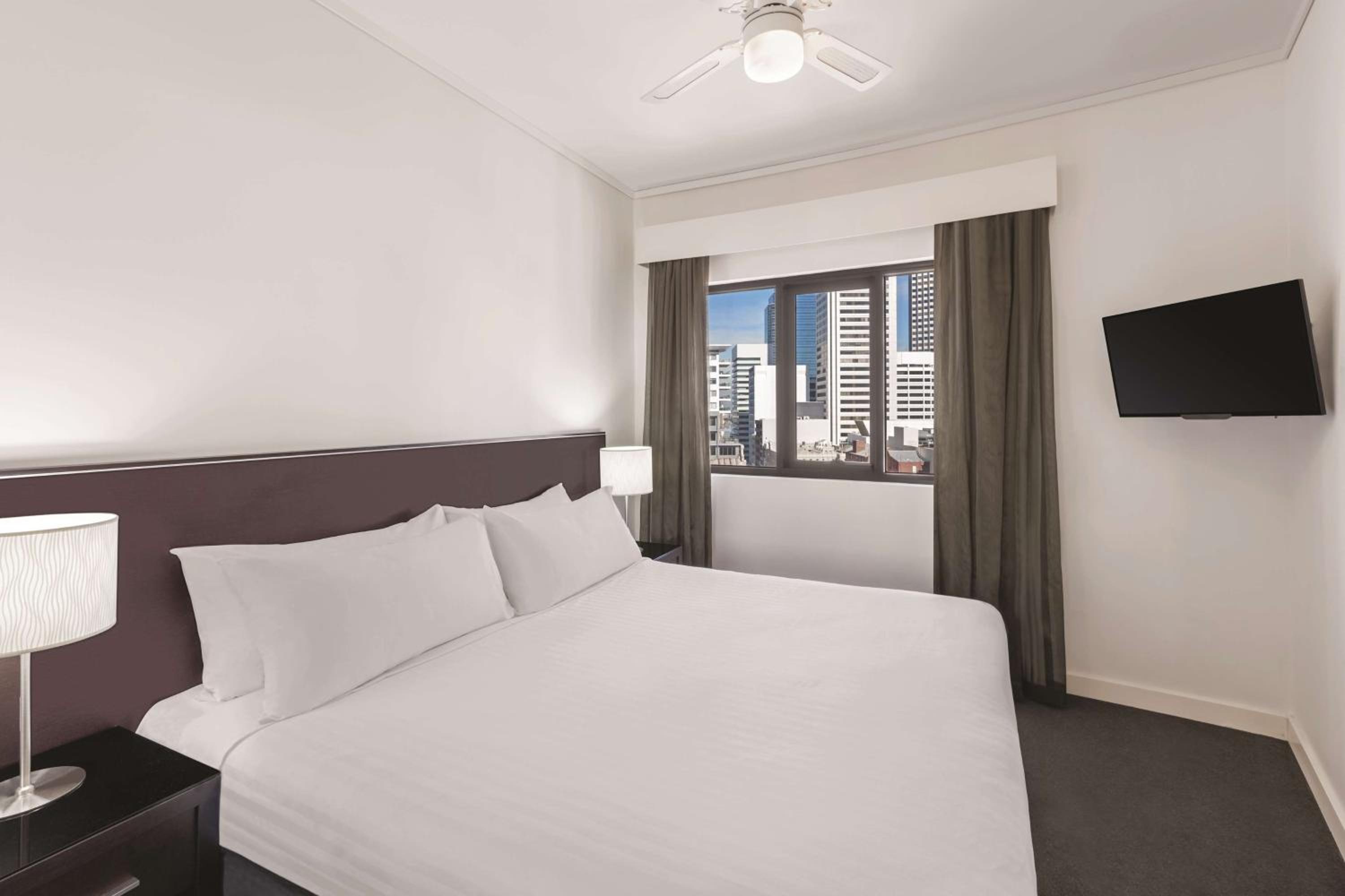Premier One Bedroom Corner Apartment - Photo 4