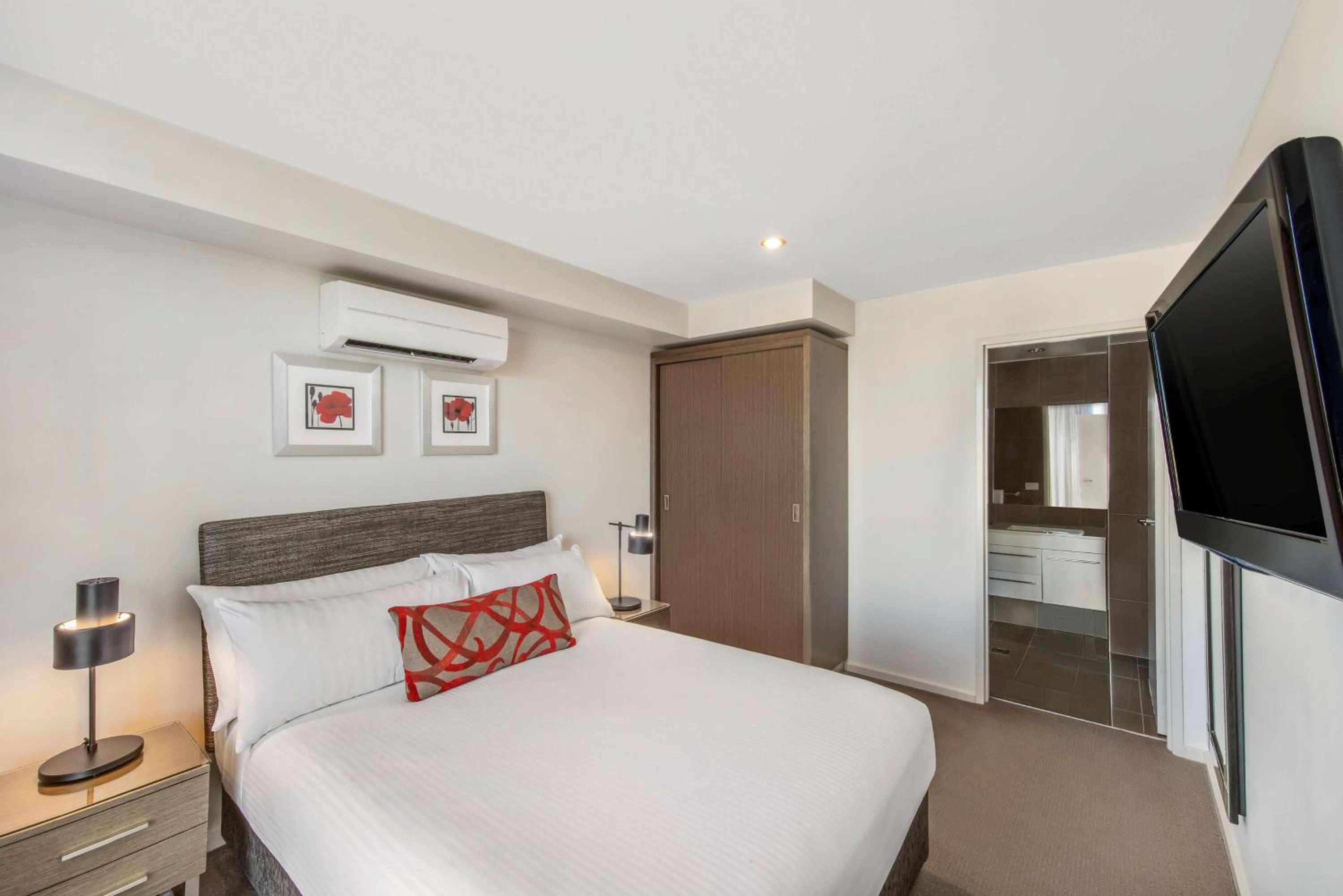 One Bedroom Apartment - Queen - Photo 9