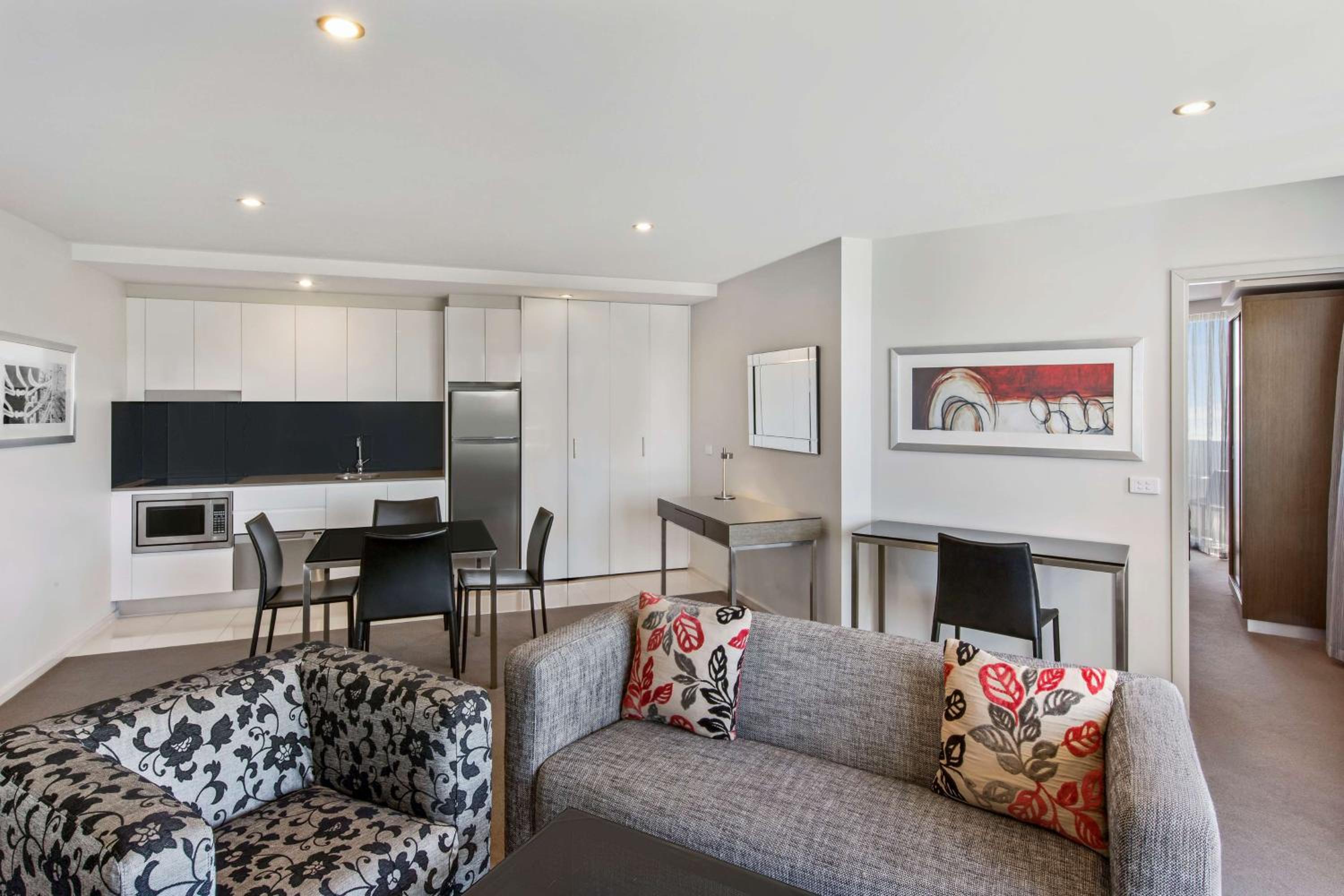 One Bedroom Apartment - Queen - Photo 4