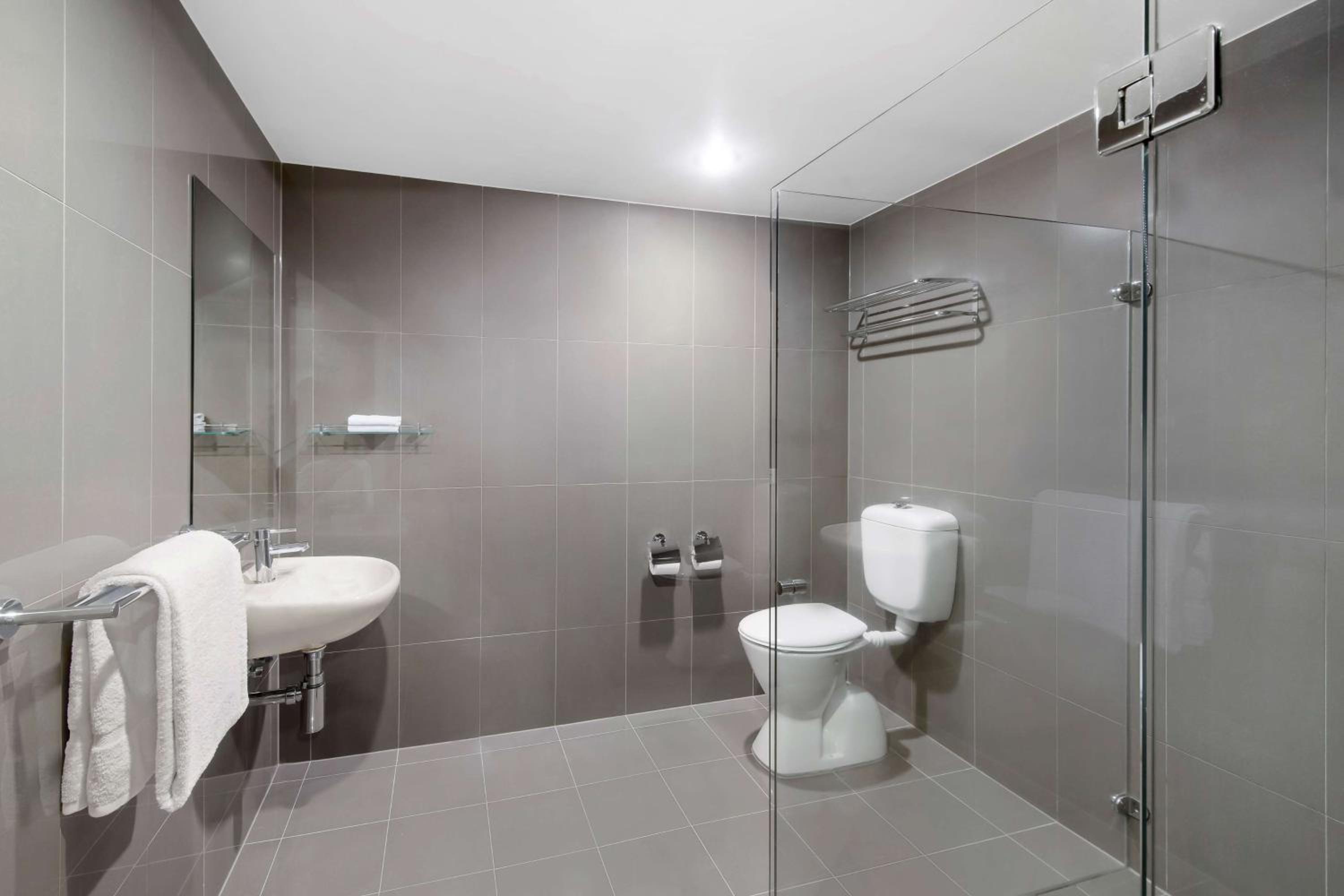 Premier Studio Room with Complimentary Parking - Photo 5