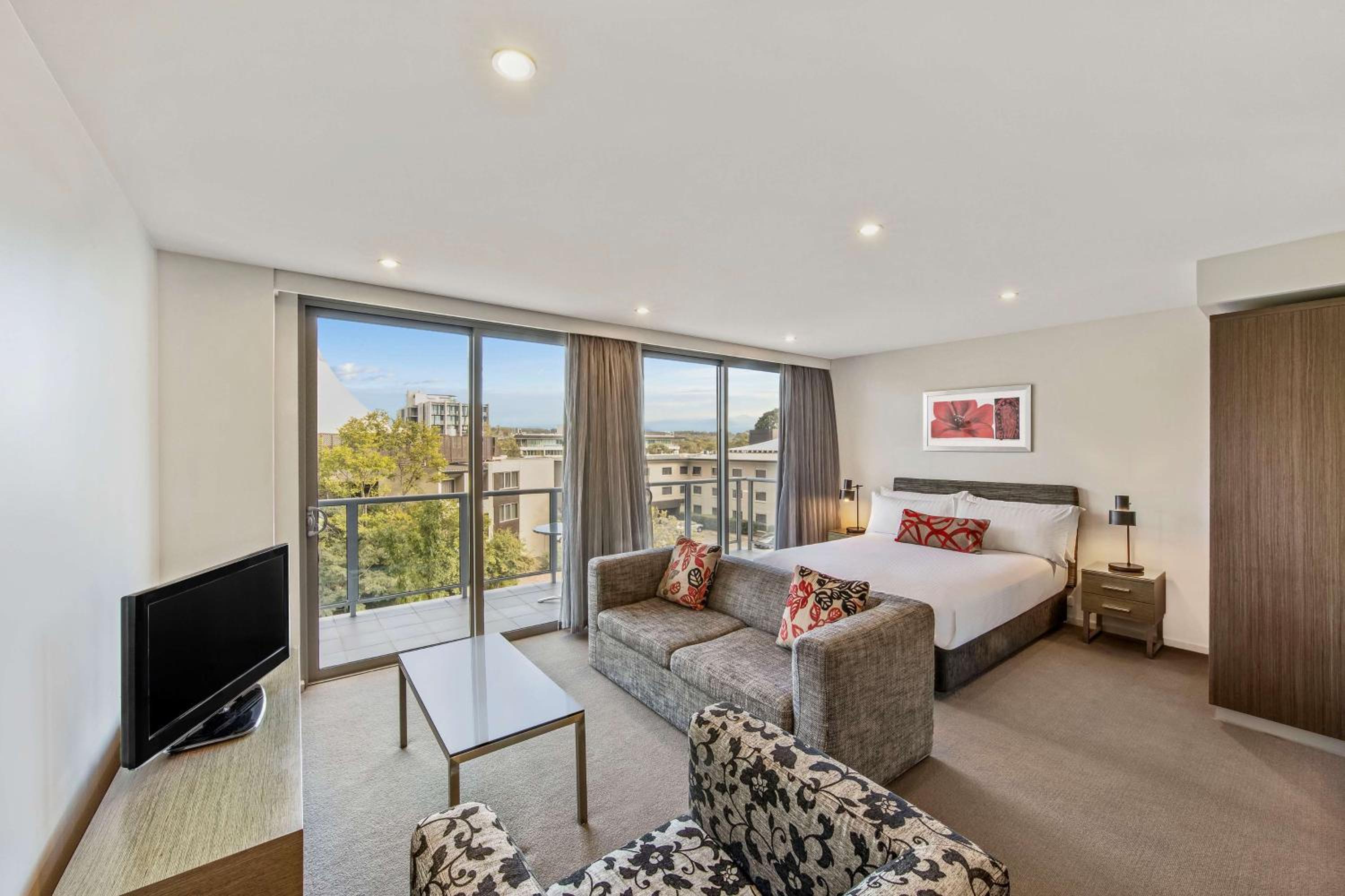 Premier Studio Room with Complimentary Parking - Photo 3