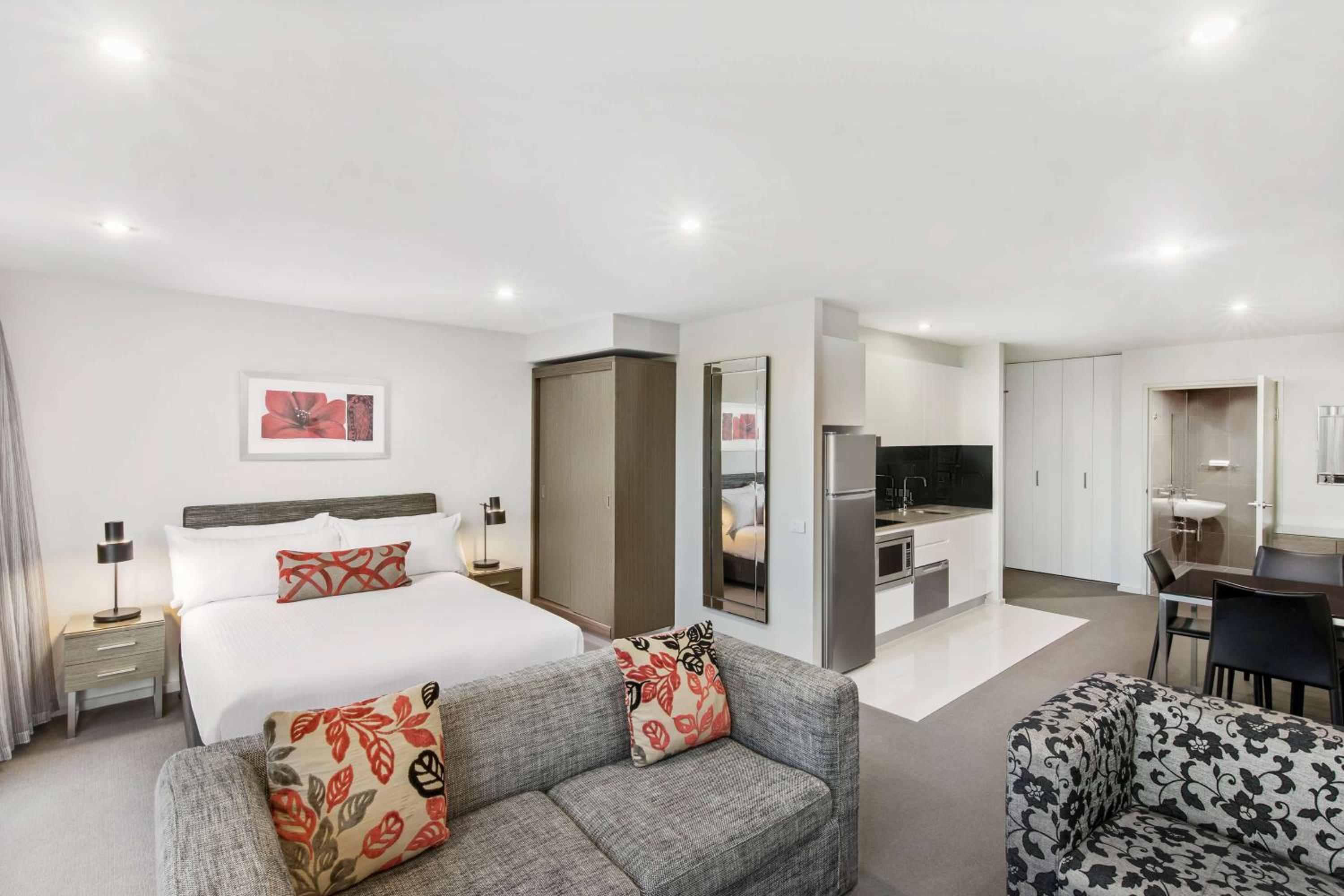 Premier Studio Room with Complimentary Parking - Photo 2