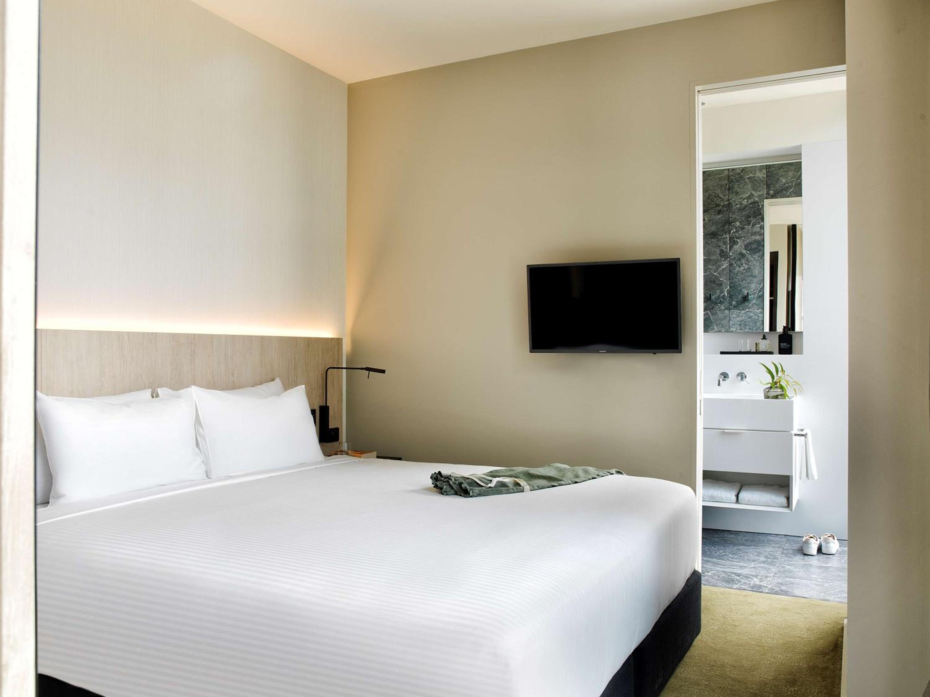 One Bedroom Apartment with Destination A Package - incl. A la carte breakfast, grazing box, $25 mini bar credit thumbnail 6