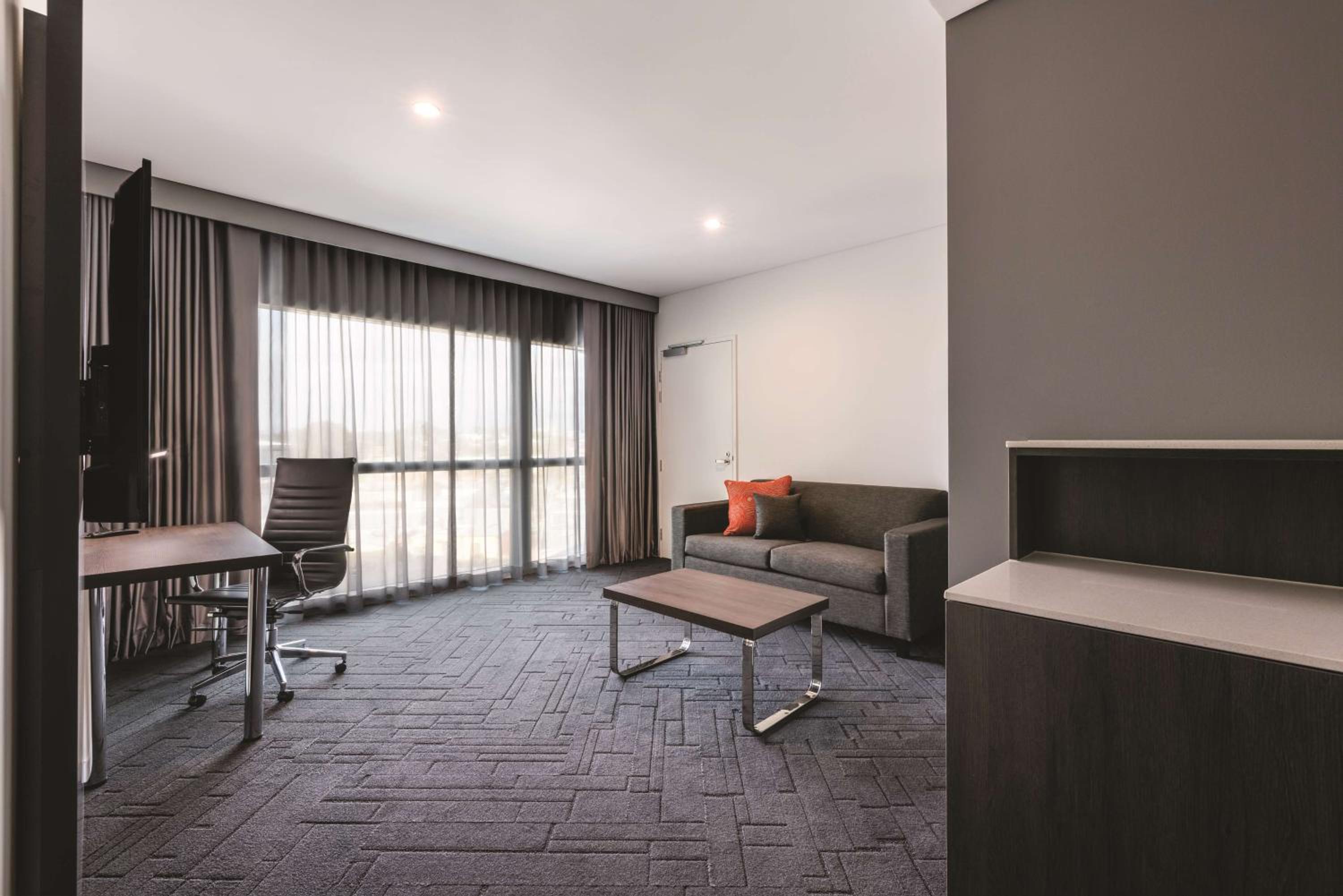 Deluxe King Suite with City View - Photo 9