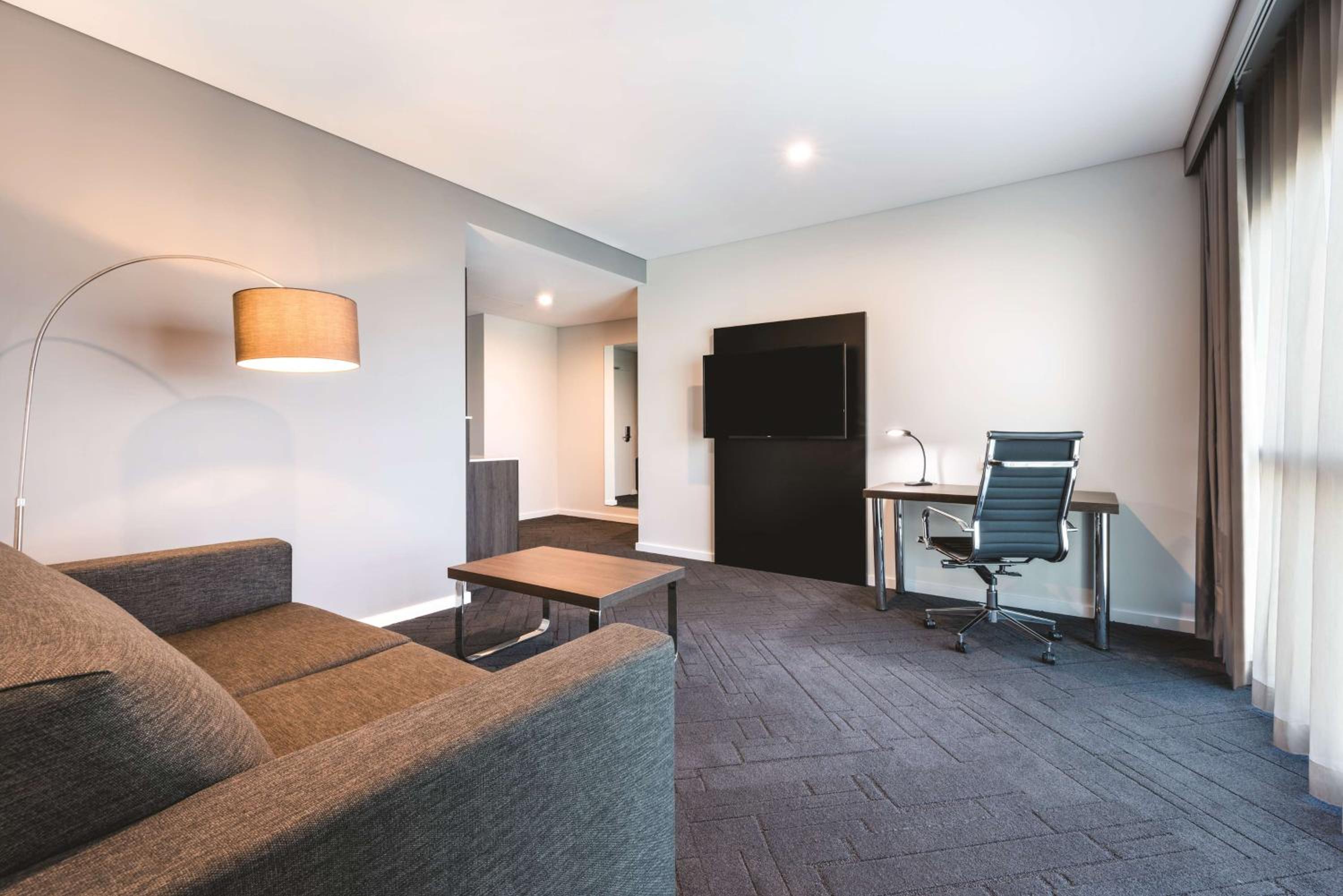 Deluxe King Suite with City View - Photo 8