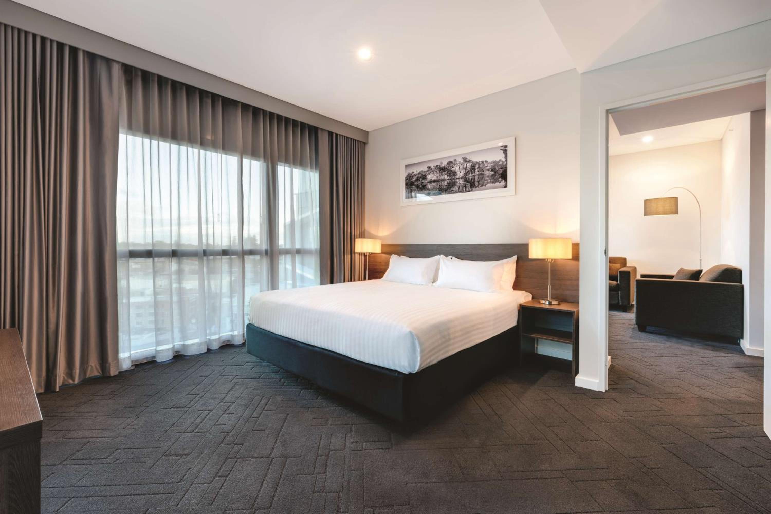 Deluxe King Suite with City View - Photo 1