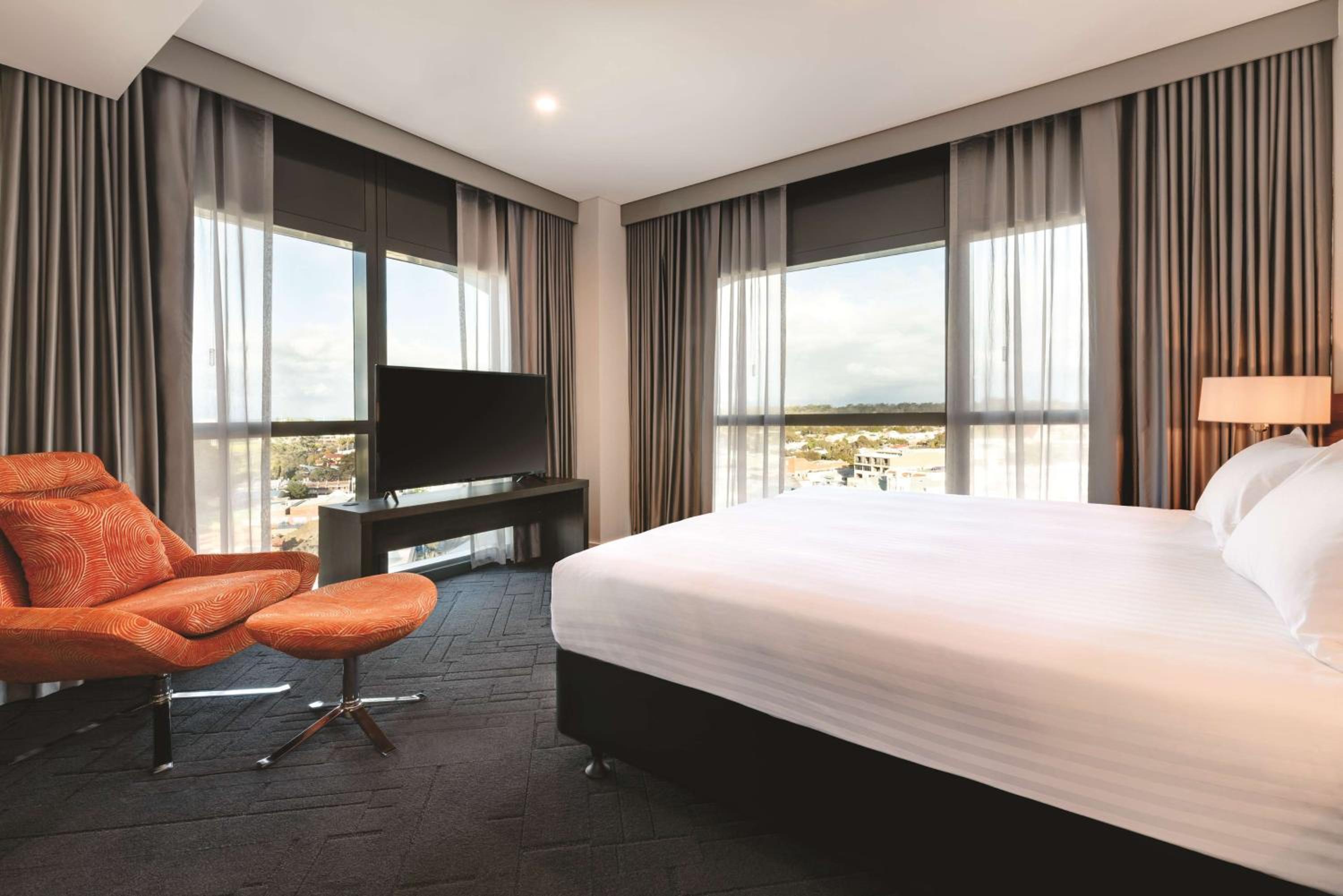 Deluxe King Suite with City View - Photo 10