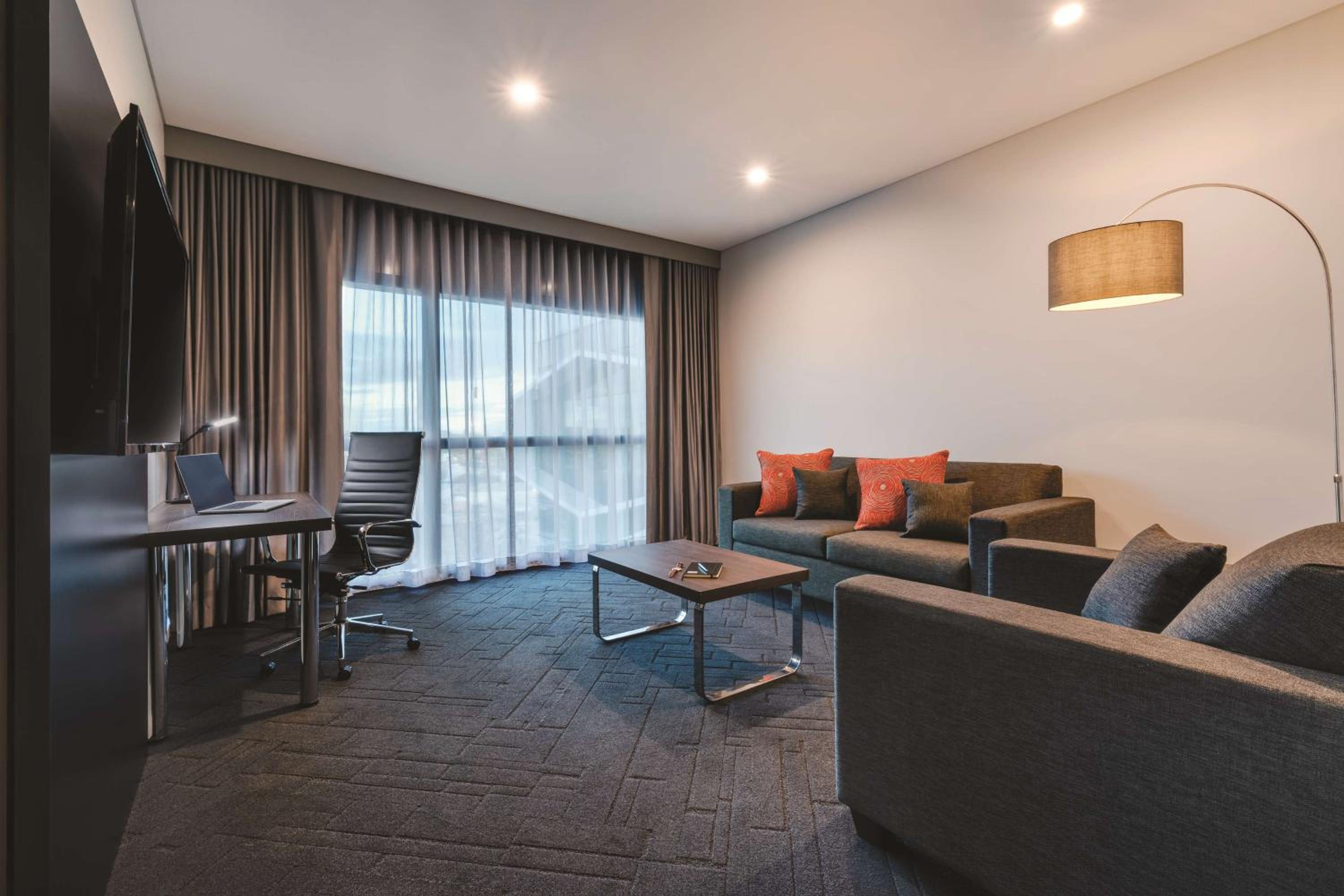 Deluxe King Suite with City View - Photo 7