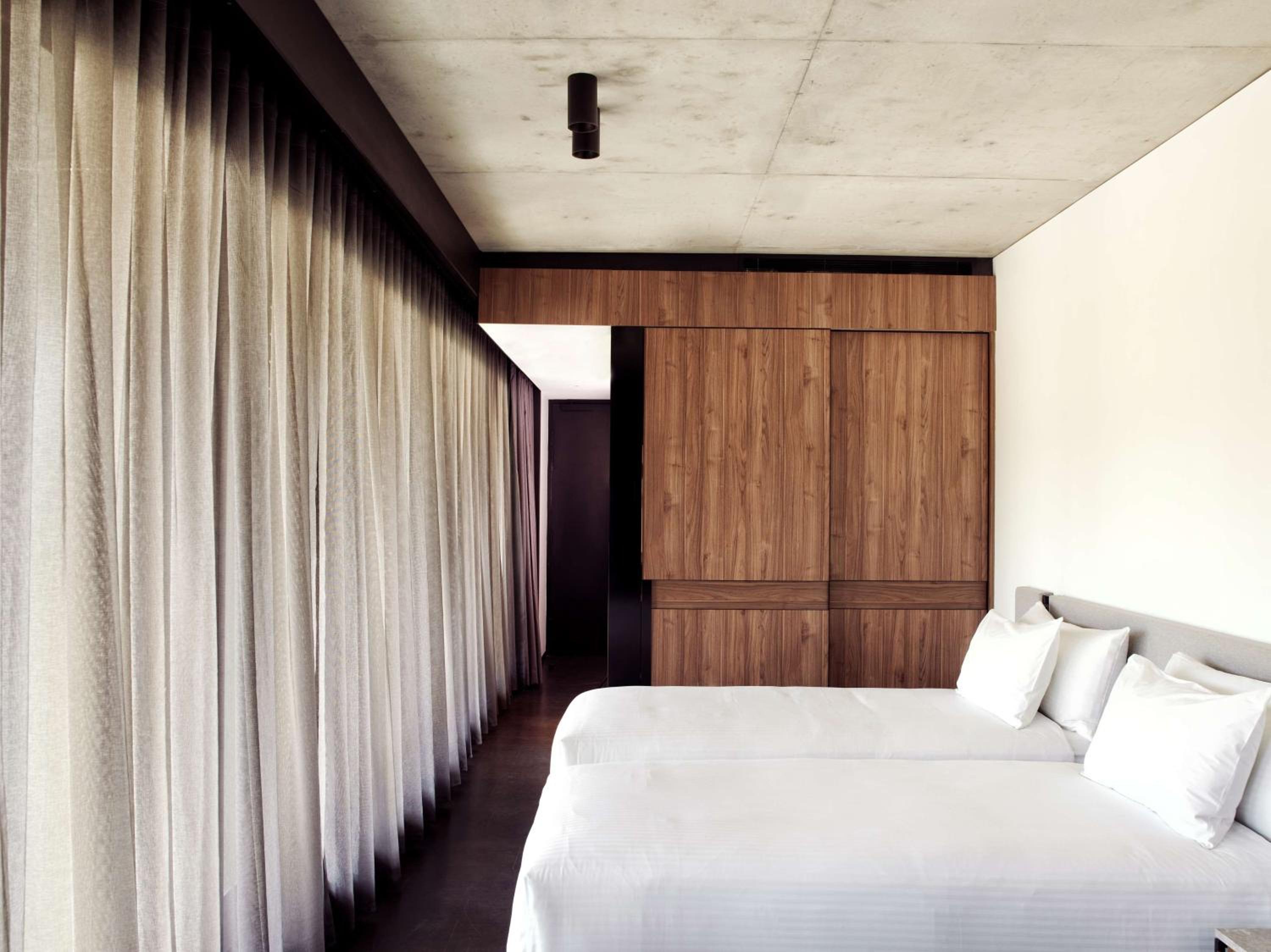 Deluxe Studio with Destination A Package - incl. A la carte breakfast credit, grazing box, $25 mini bar credit - Photo 7