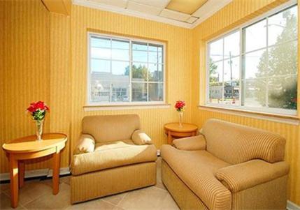 Queen Room photo 2