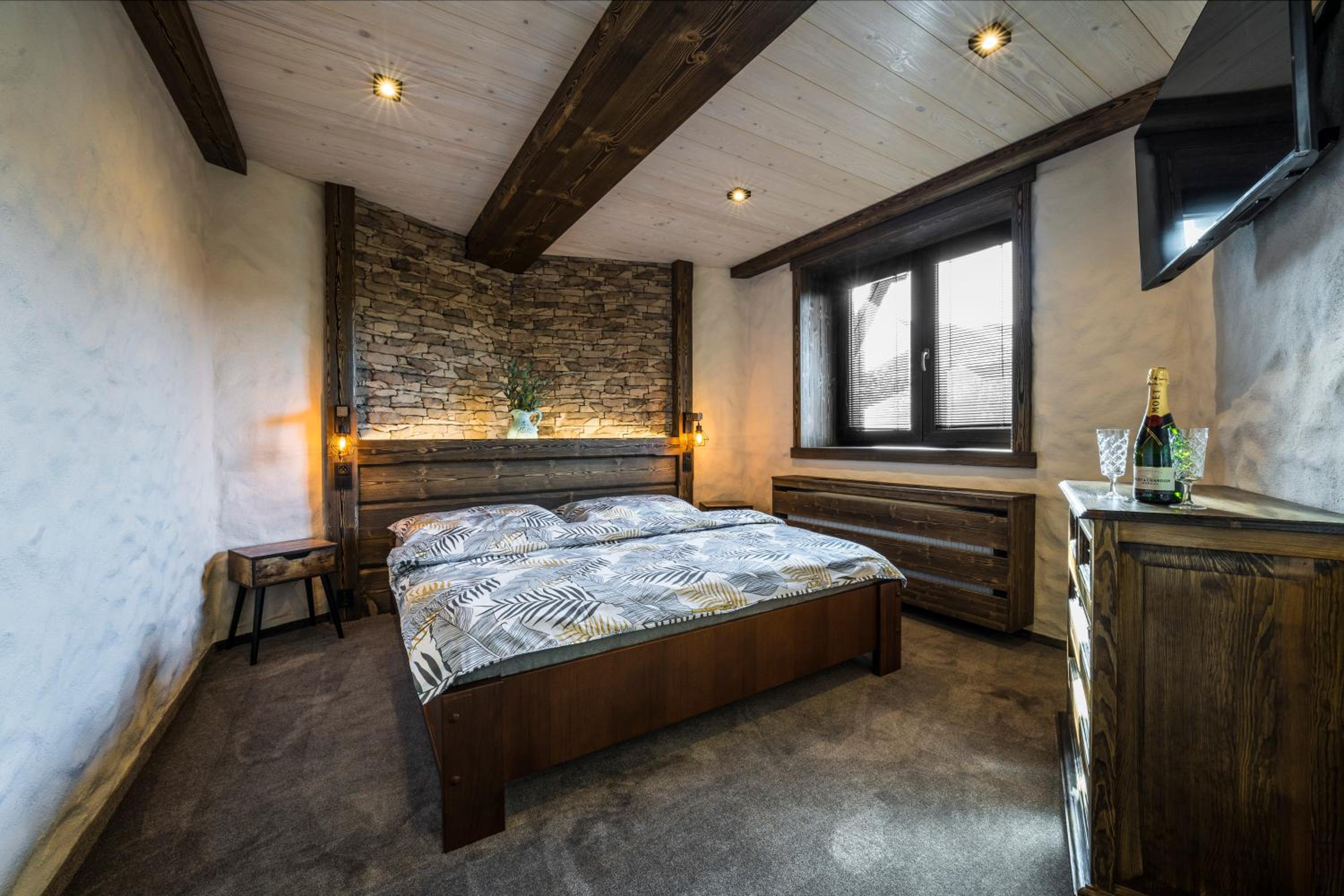 Luxury Two-Bedroom Apartment with Balcony and Mountain View (1) photo 3
