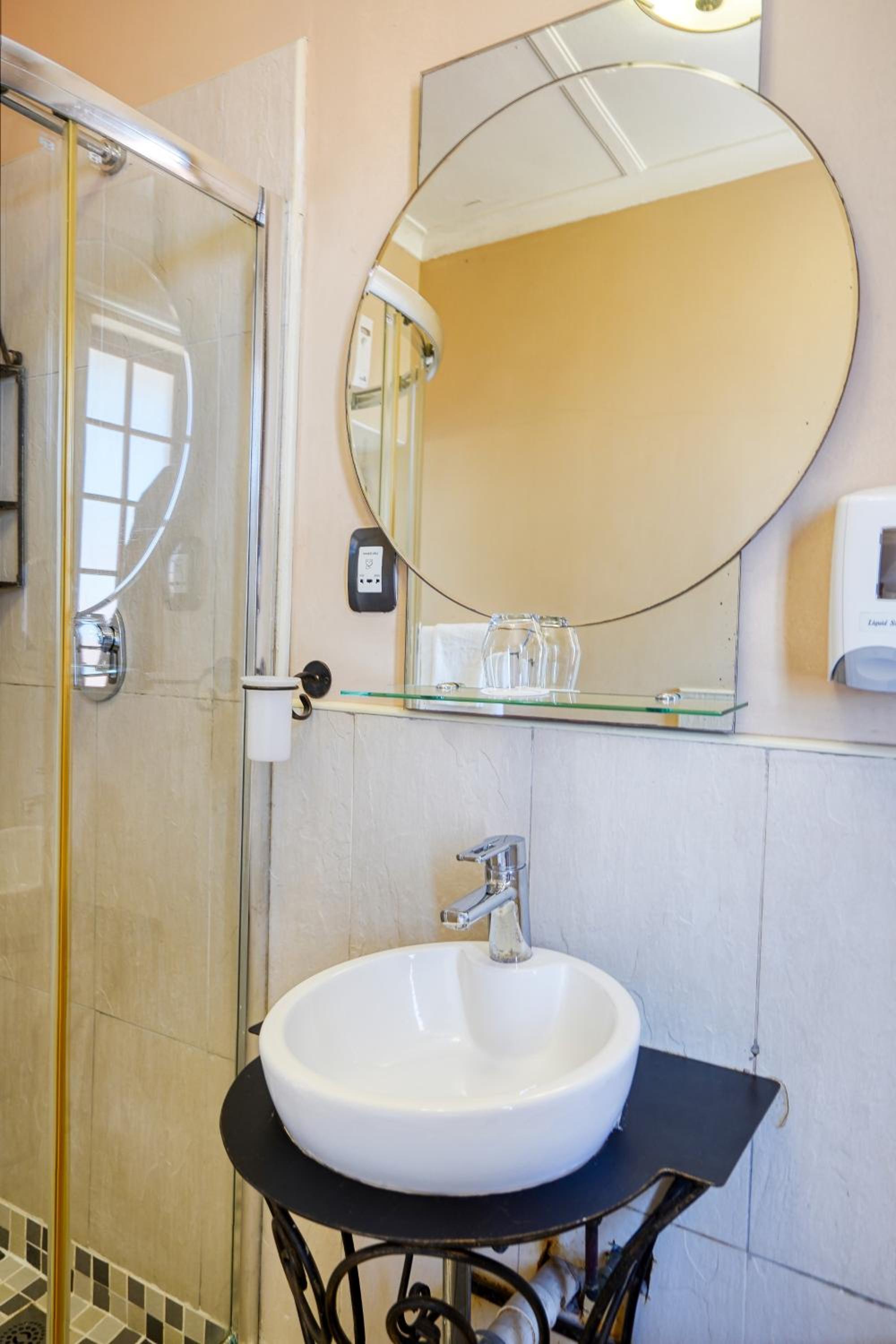 Suite - Photo 9