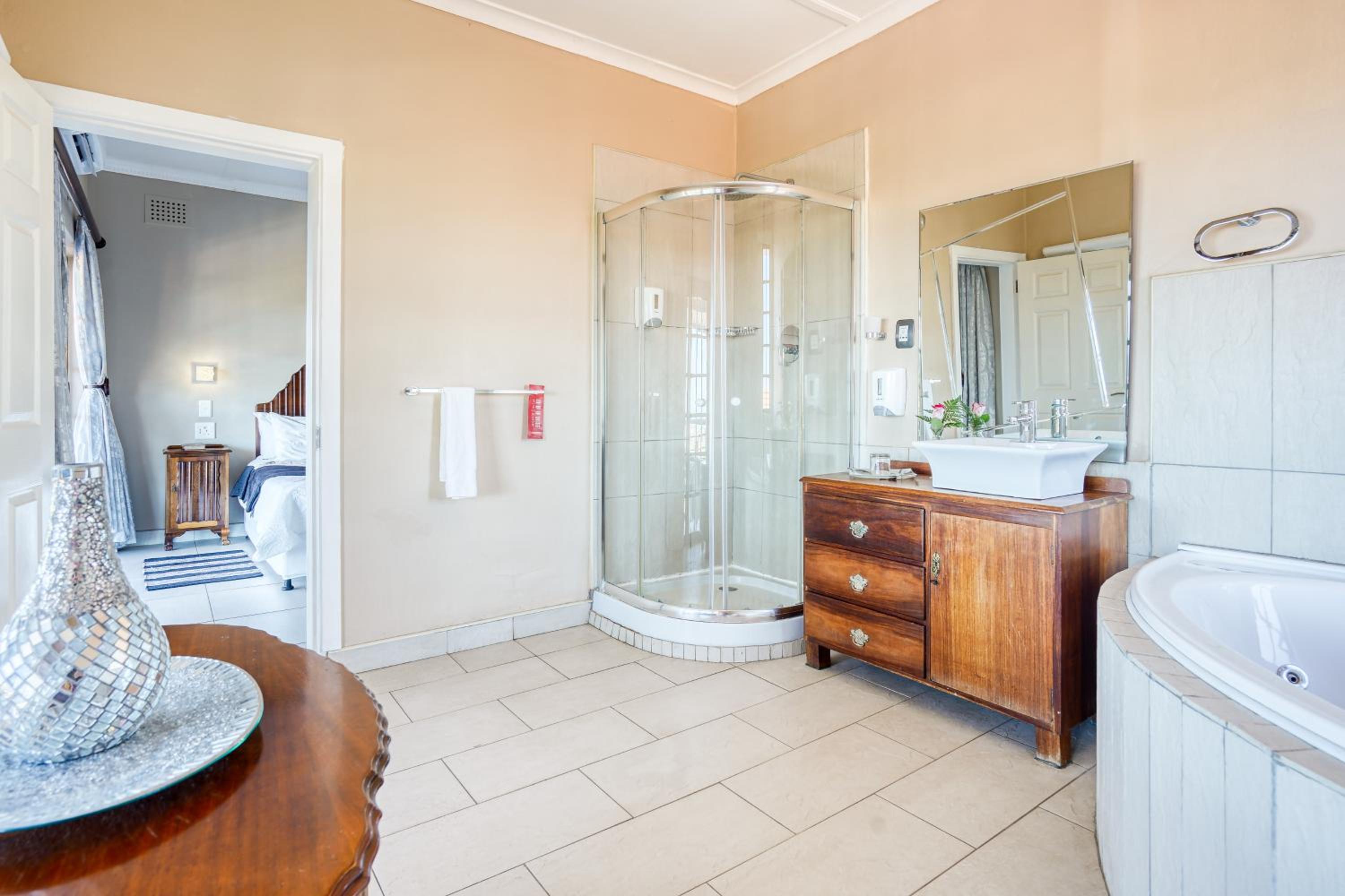 Suite - Photo 12