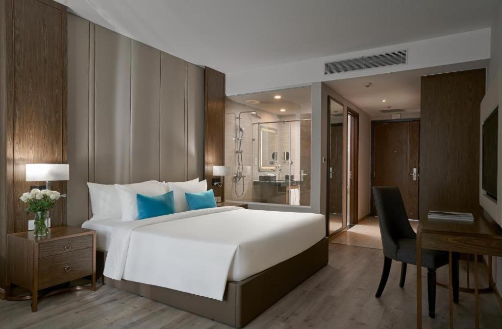 Deluxe King Suite - Photo 8