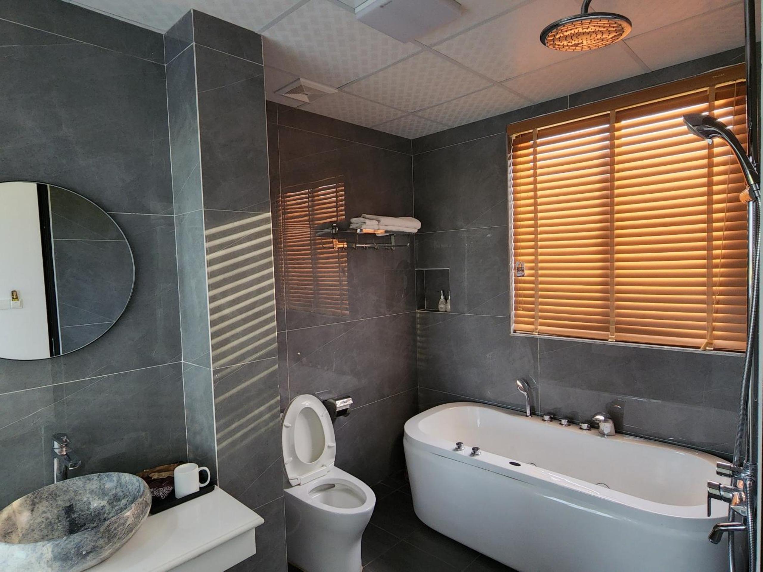 King Room with Balcony - Photo 17
