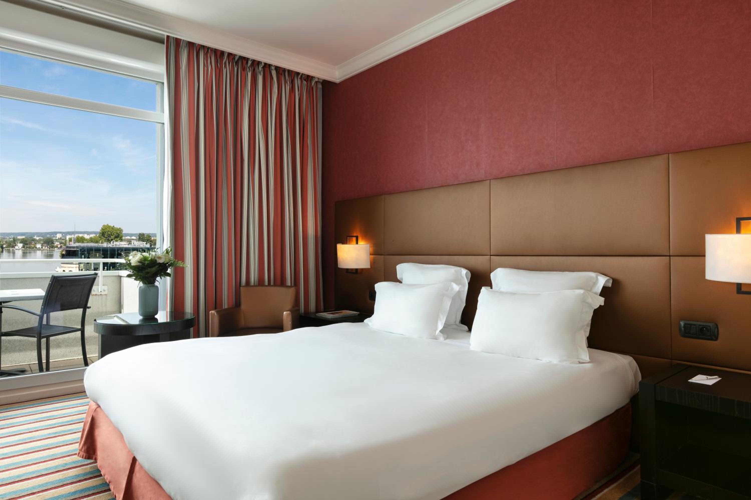 Chambre Supérieure avec Balcon - Côté Lac et Accès Casino & Spa - Située dans l'Extension de l'Hôtel