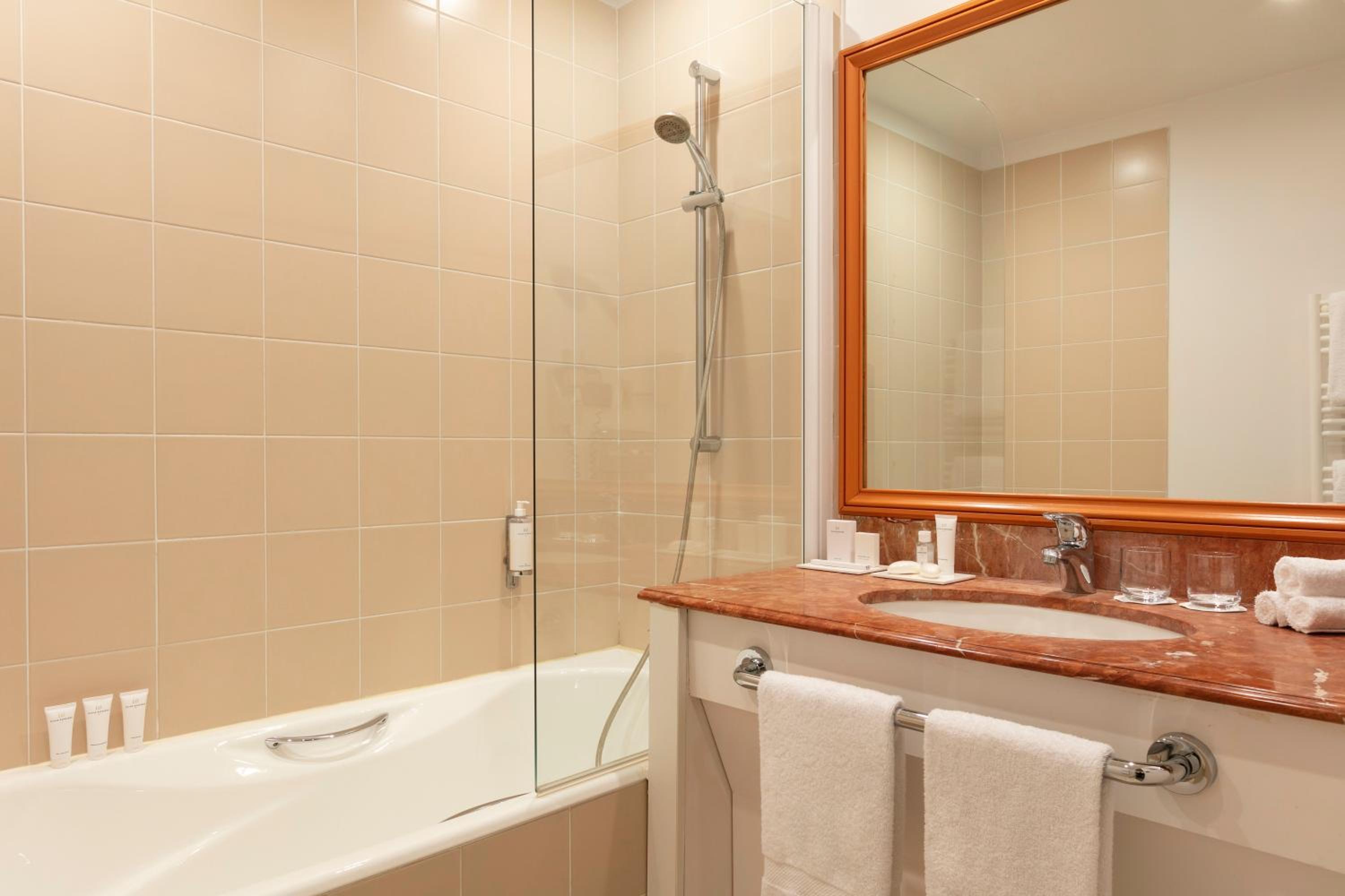 Chambre Supérieure avec Balcon - Côté Lac et Accès Casino & Spa - Située dans l'Extension de l'Hôtel Chambre Supérieure avec Balcon - Côté Lac et Accès Casino & Spa - Située dans l'Extension de l'Hôtel