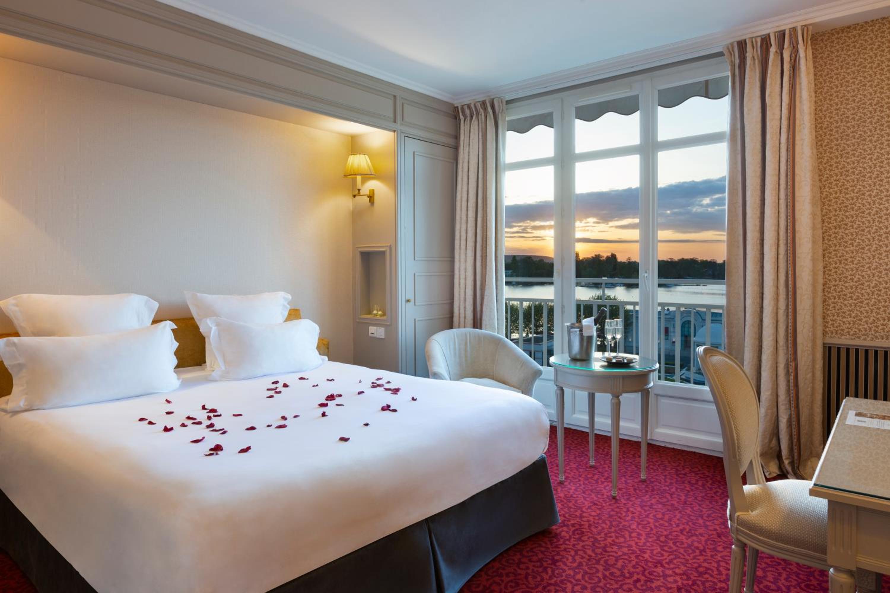 Chambre Exécutive avec Balcon et Accès au Casino et au Spa - Côté Lac Chambre Exécutive avec Balcon et Accès au Casino et au Spa - Côté Lac