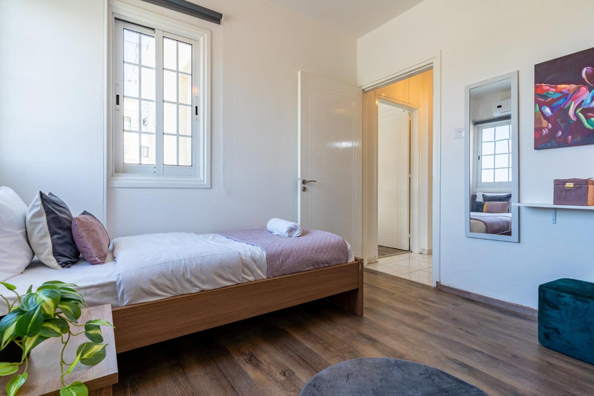 Apartment with Balcony - Photo 5