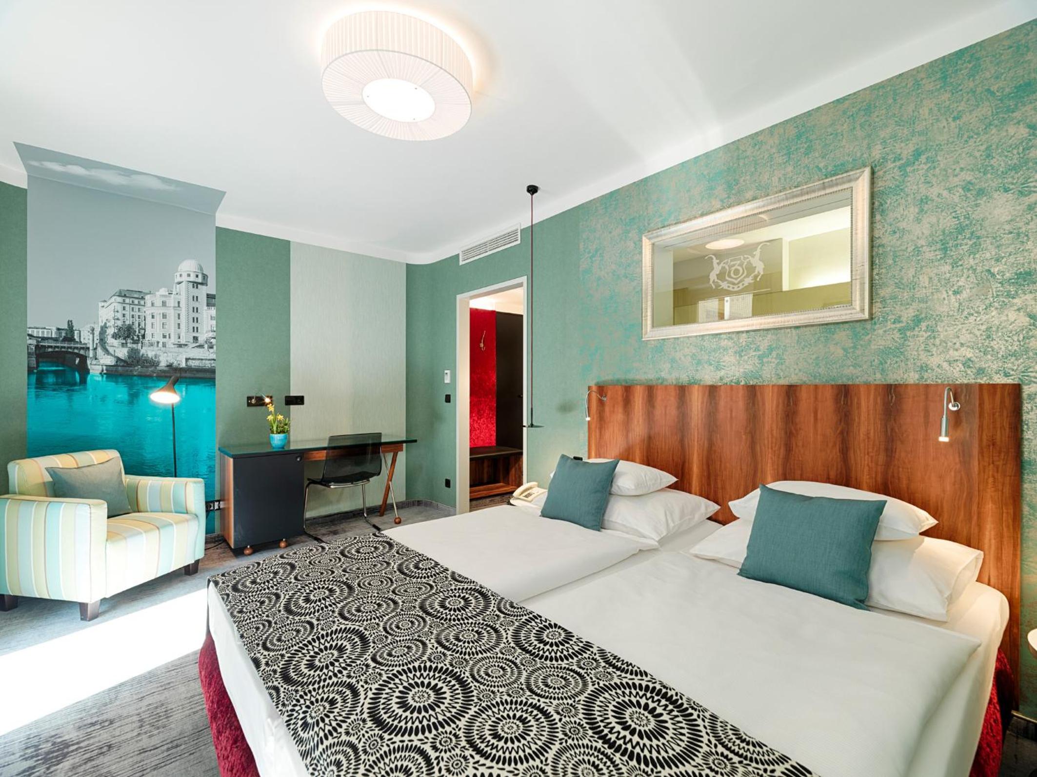 Double Room with Balcony and backyard view photo 2
