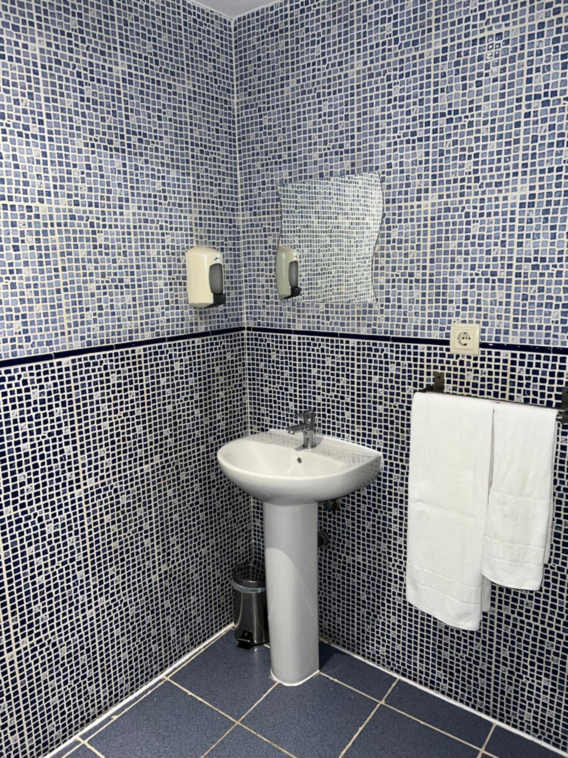 Twin Room with Shared Bathroom photo 2