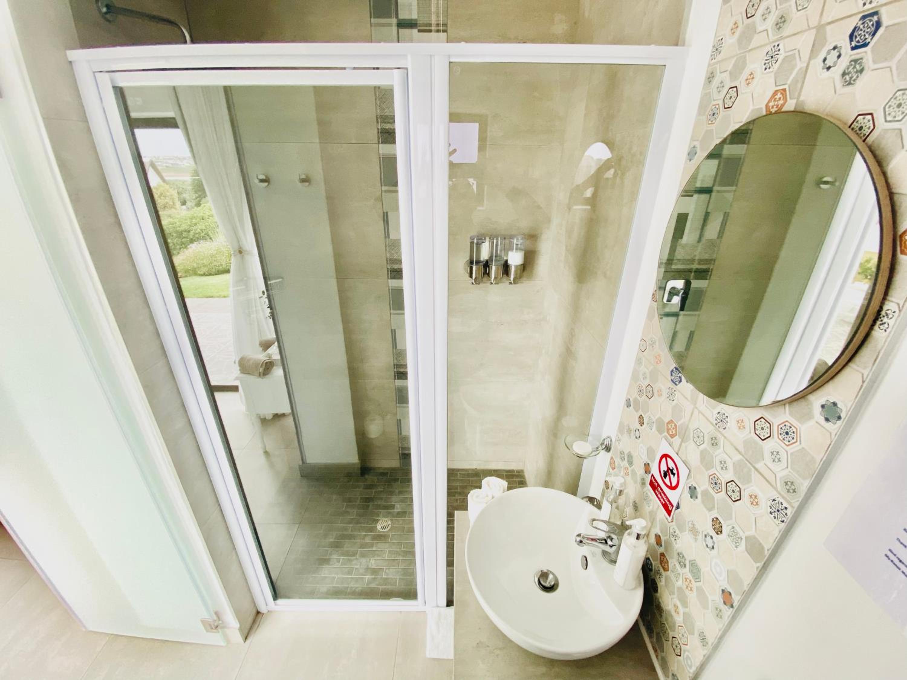 Deluxe Double or Twin Room with Sea View photo 3