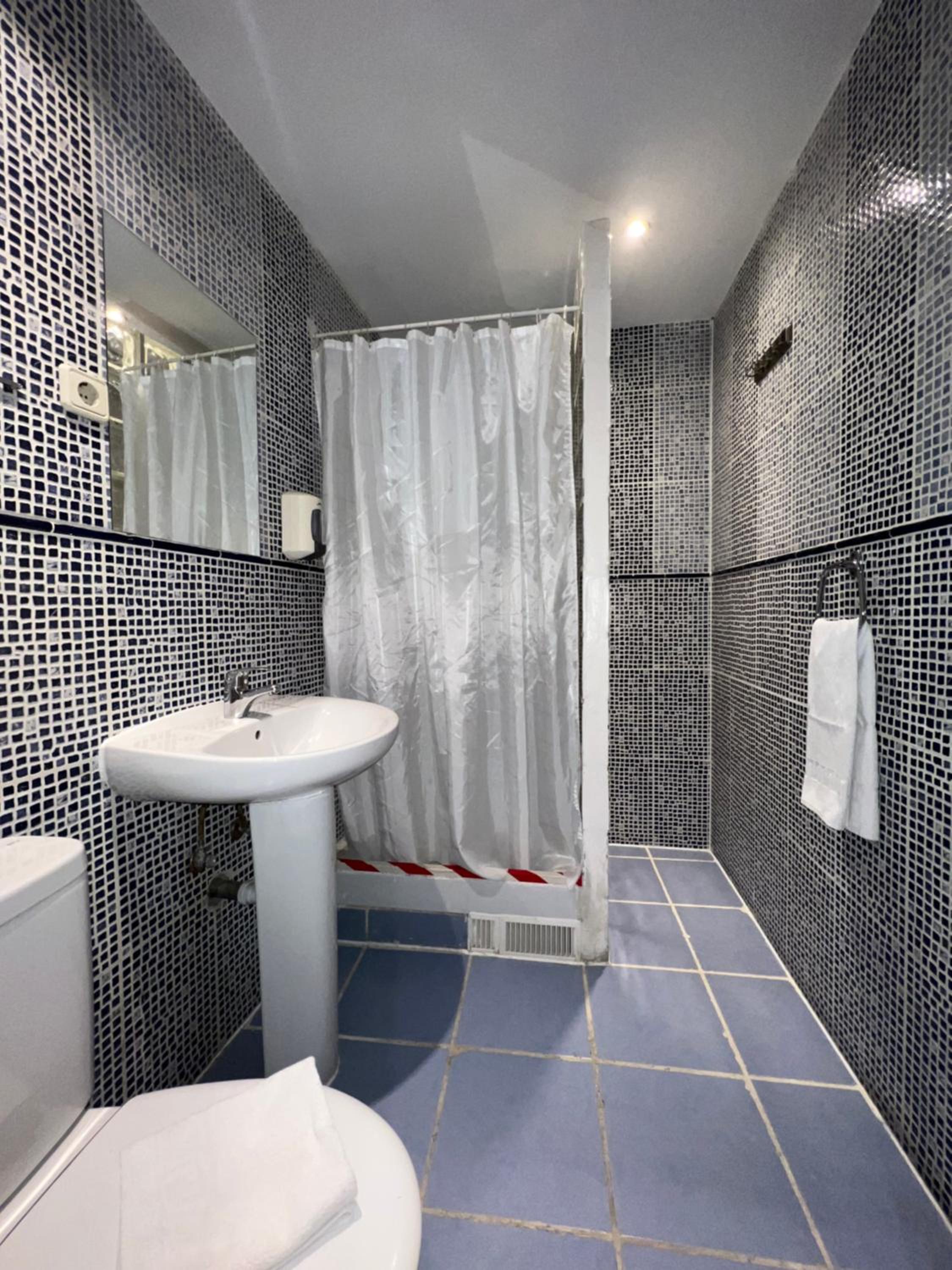 Twin Room with Shared Bathroom photo 3