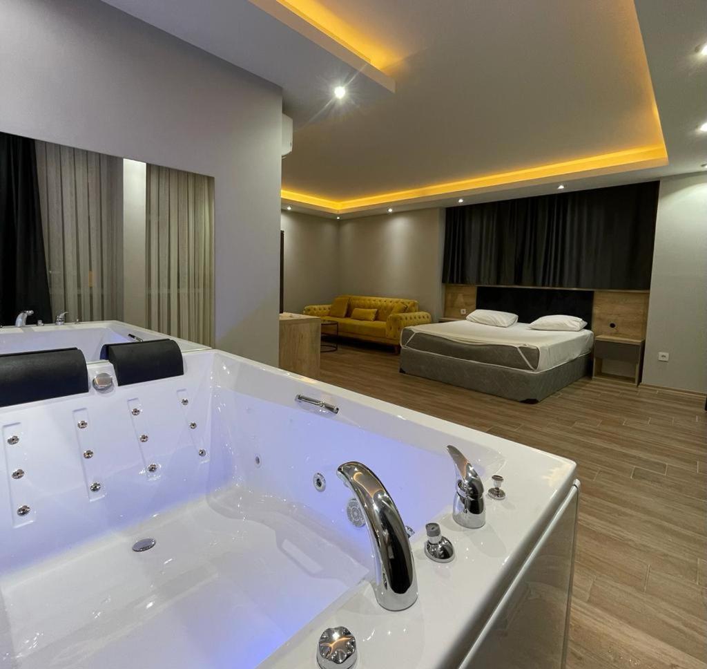 Double Room with Spa Bath photo 2