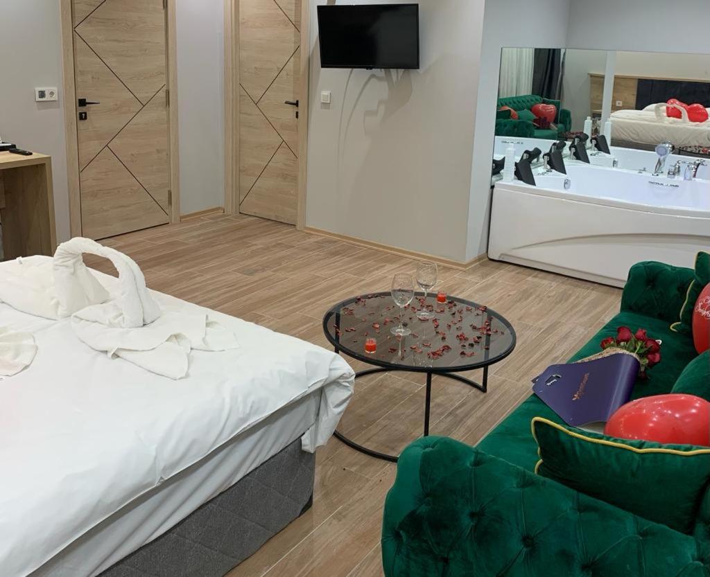 Double Room with Spa Bath photo 3