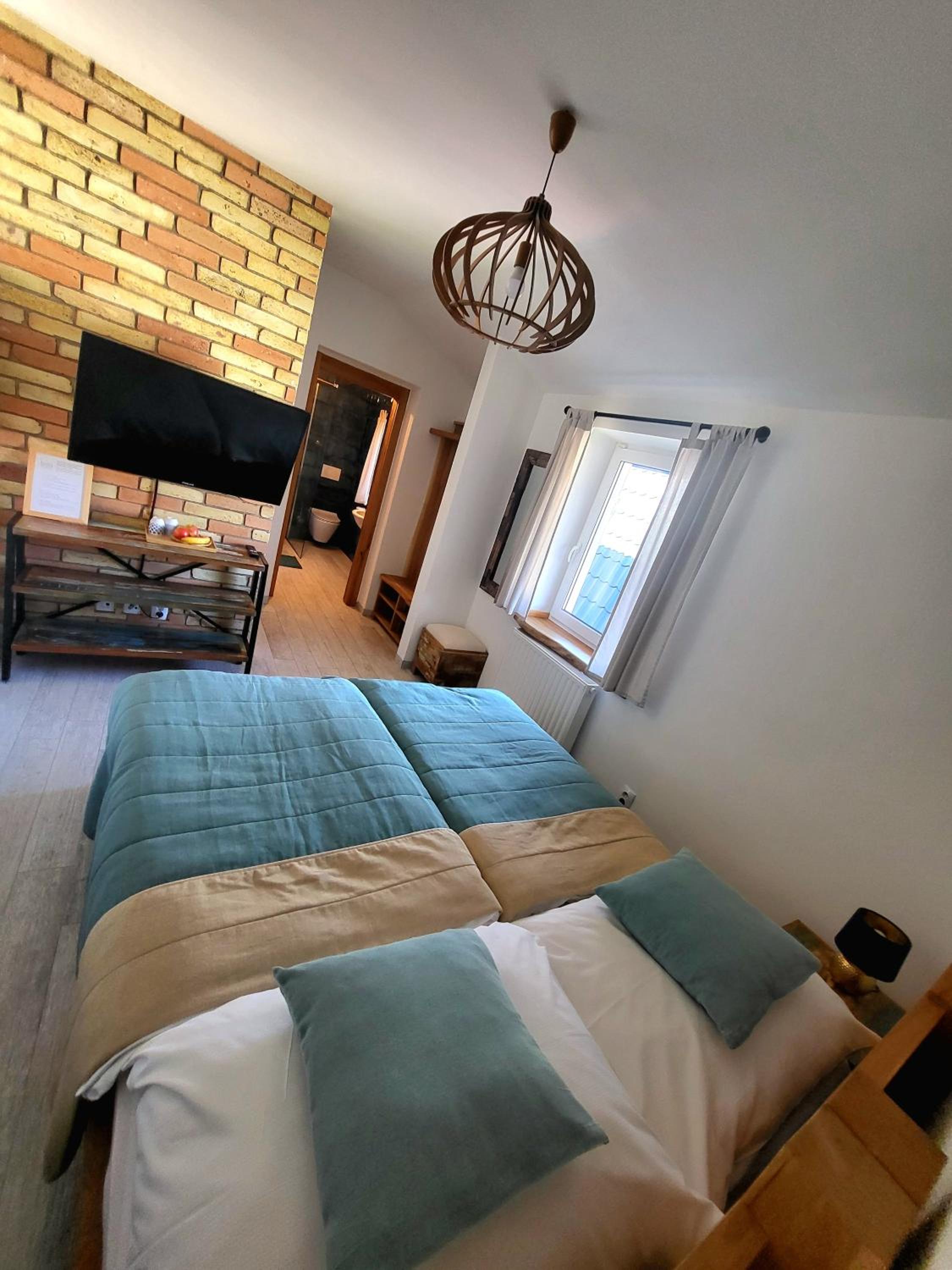 Twin Room with Bathroom - Photo 2