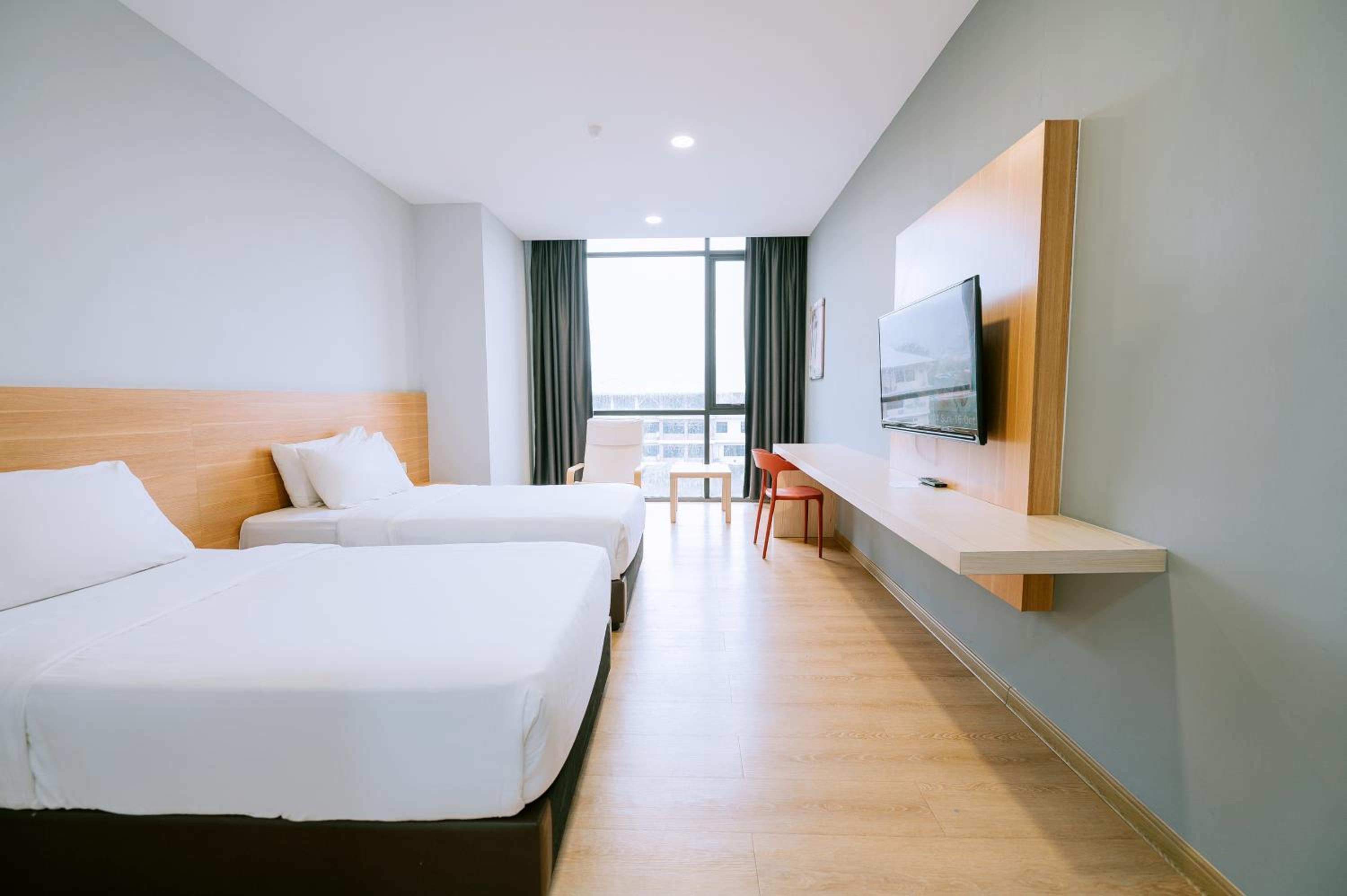 Twin Room with City View - Photo 4
