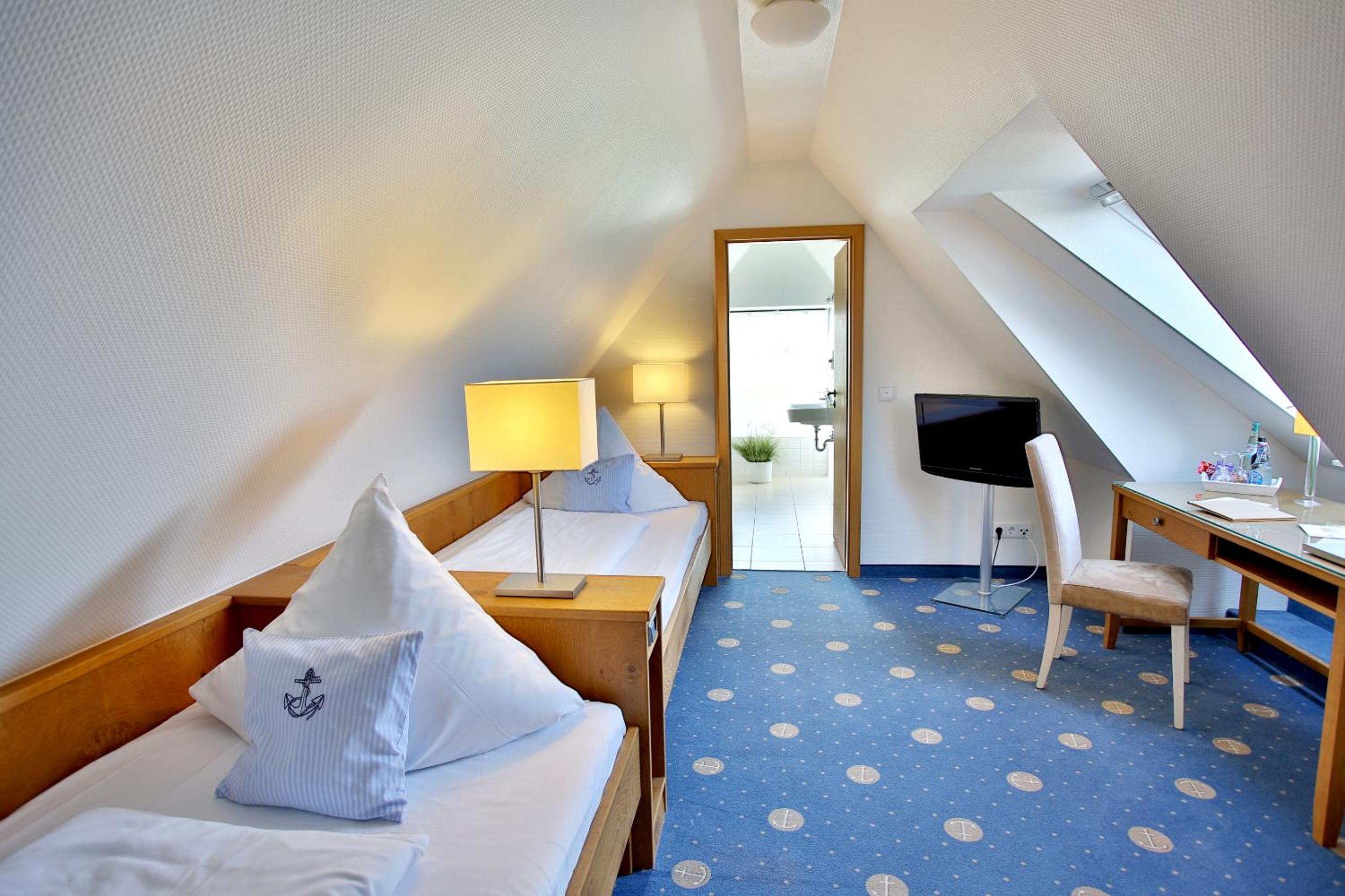 Twin Room with Sea View photo 1