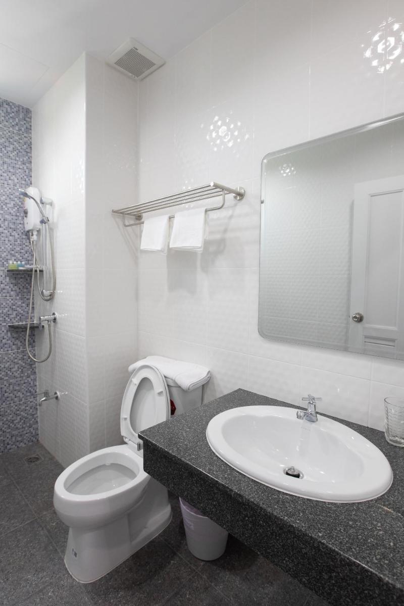 Deluxe Double Room with Balcony - Photo 12