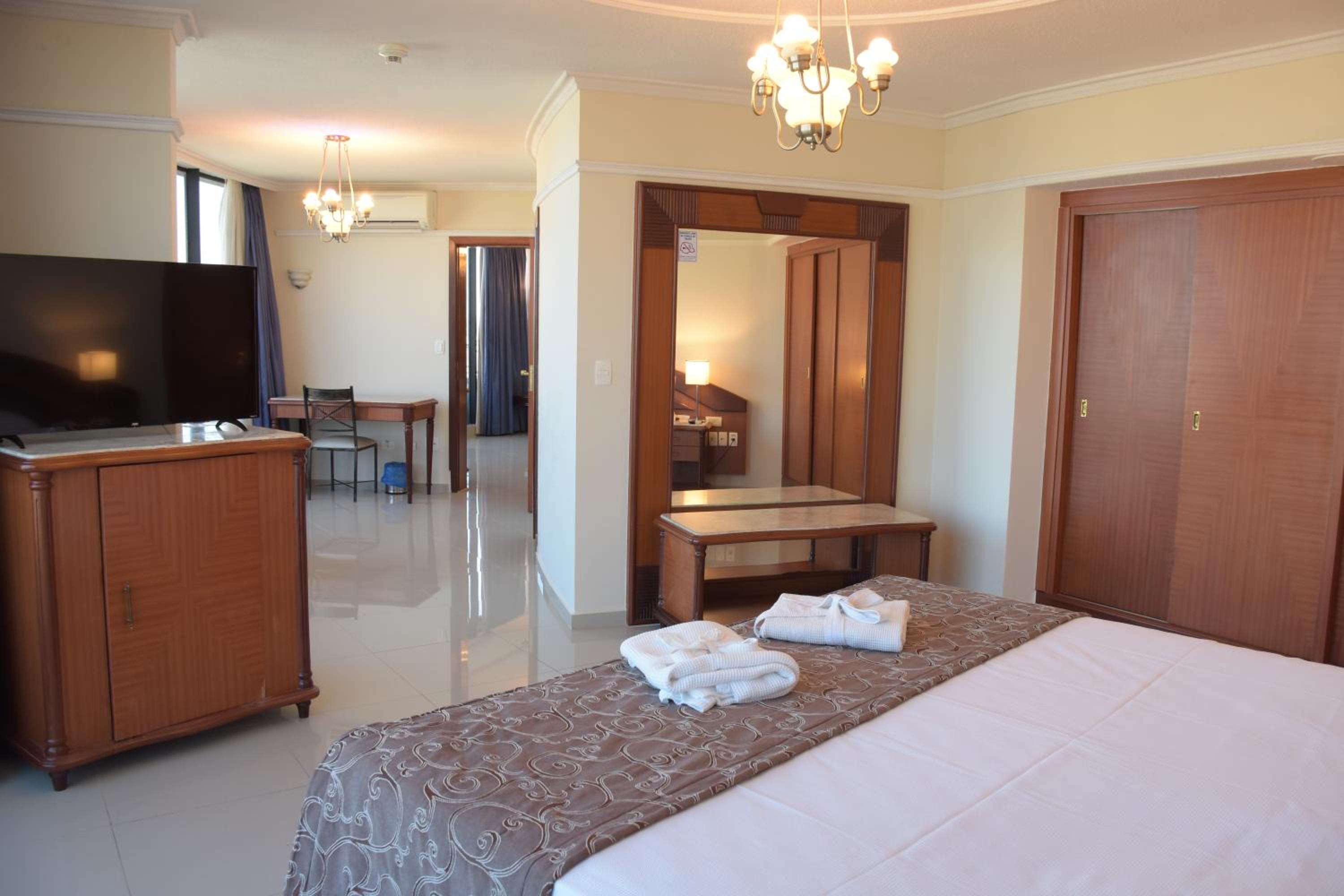 Suite with City View photo 3