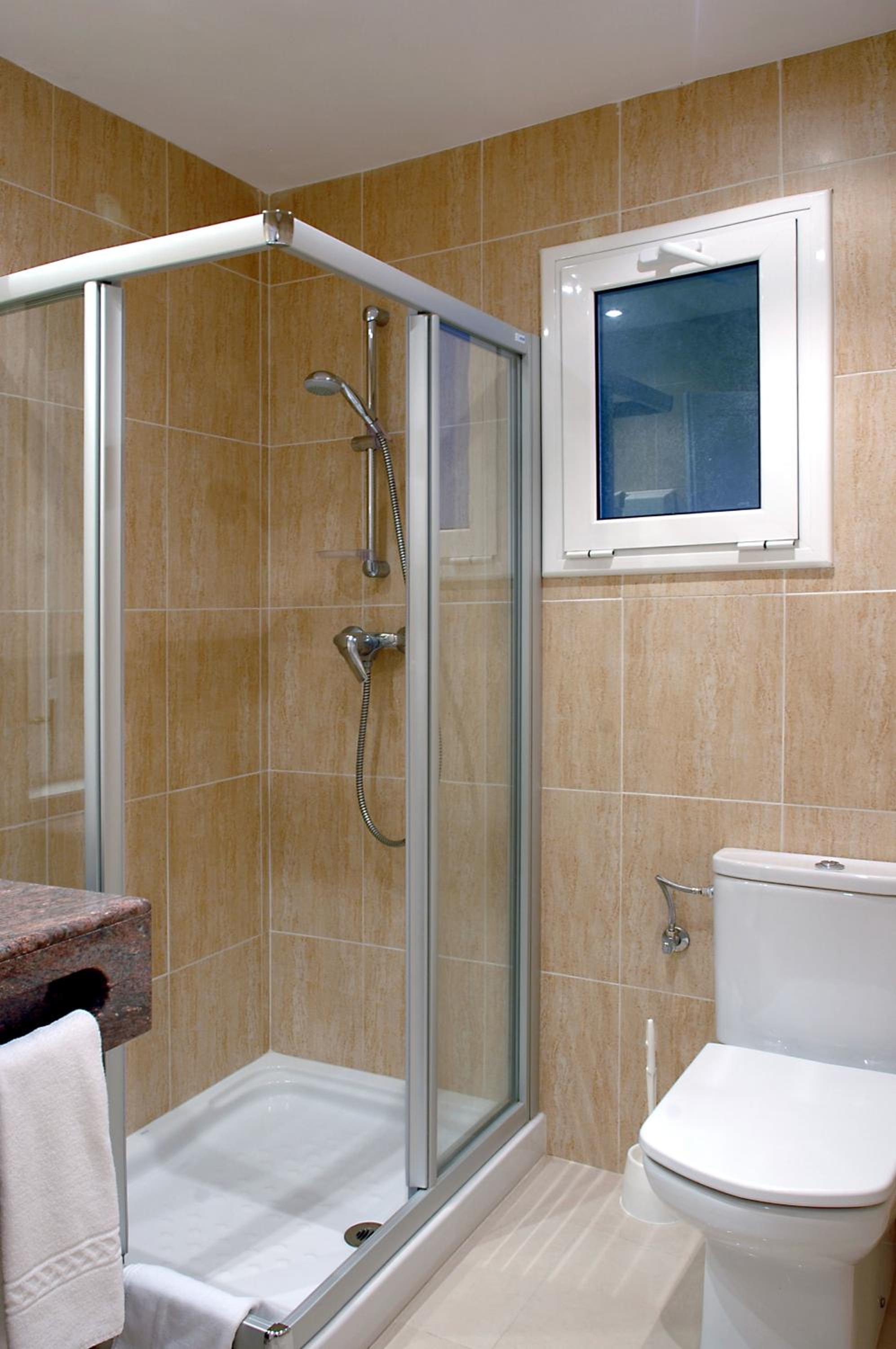 Economy Triple Room photo 2