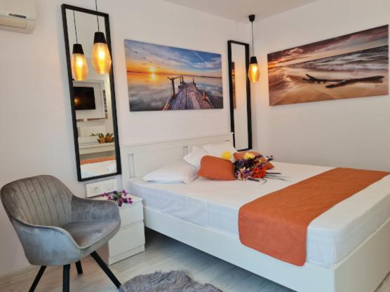 Queen Room with Pool View - Photo 1