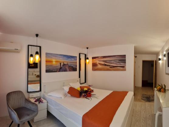 Queen Room with Pool View - Photo 2